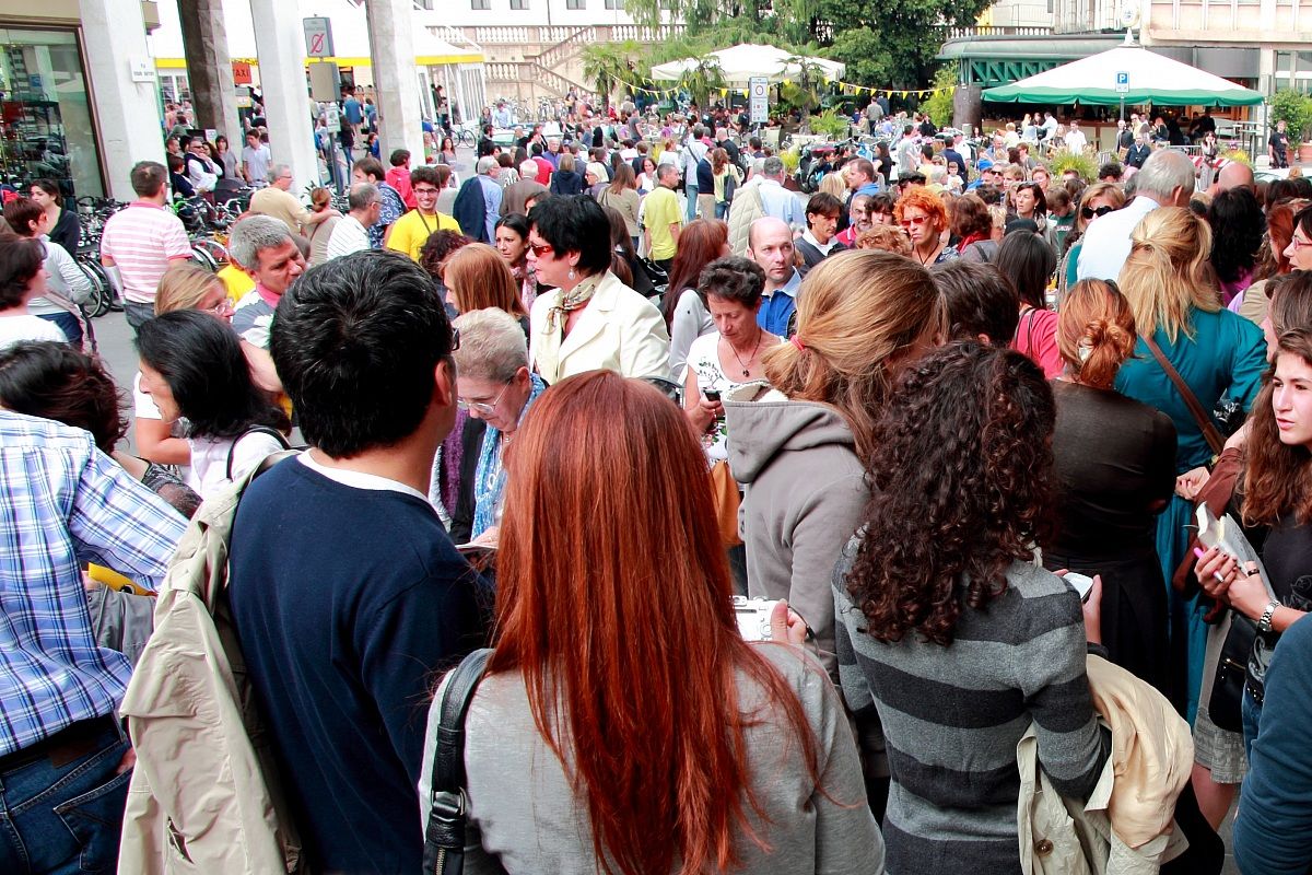 In coda con la rossa per il biglietto del teatro