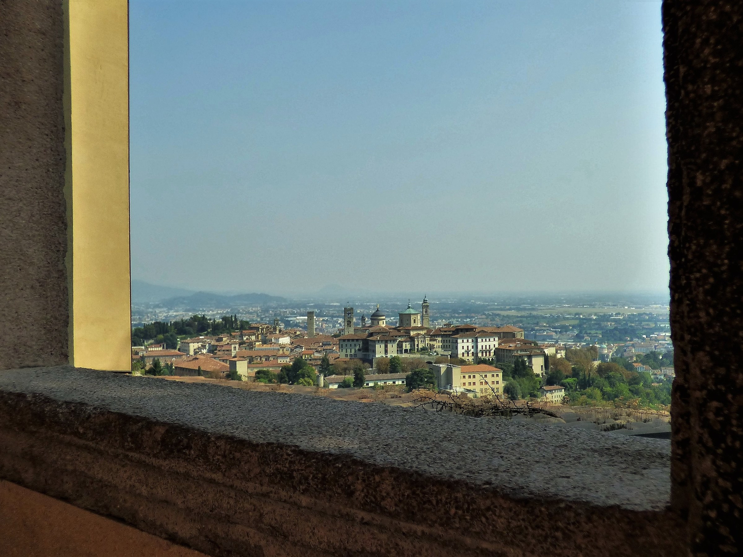 finestra su bergamo alta