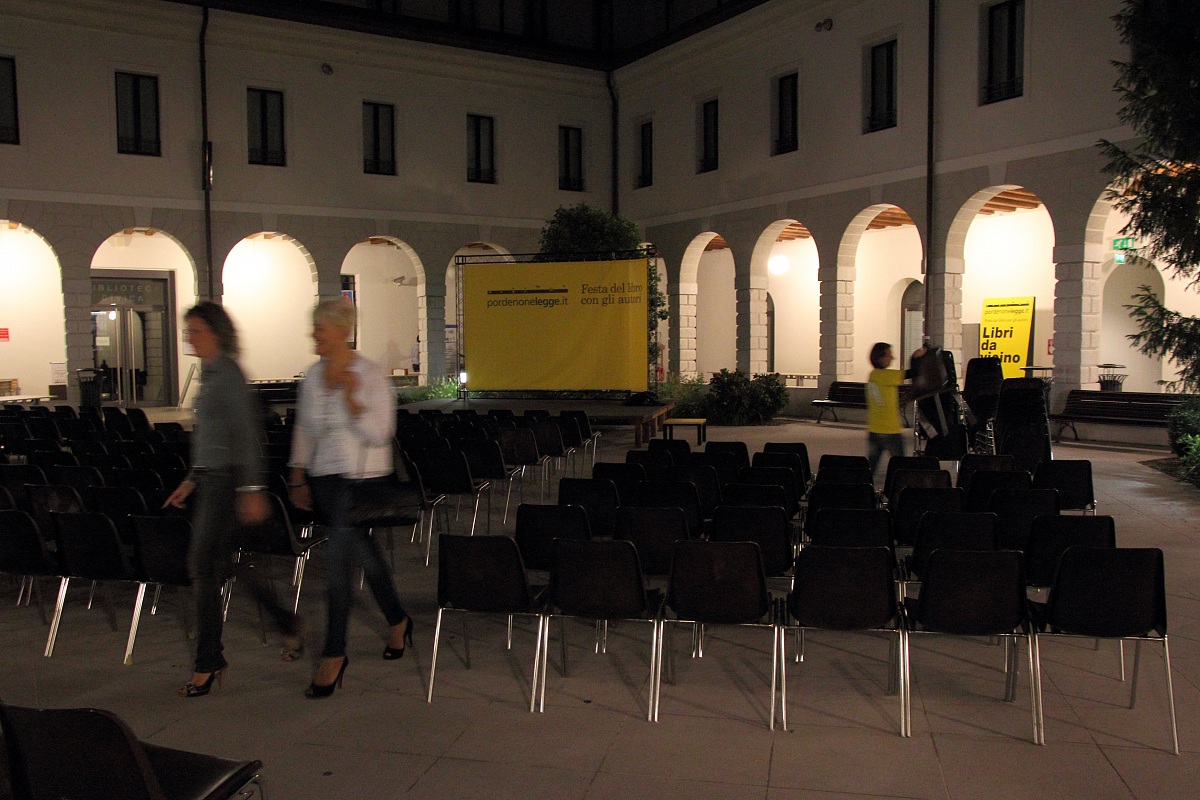Le ultime spettatrici lasciano la Biblioteca
