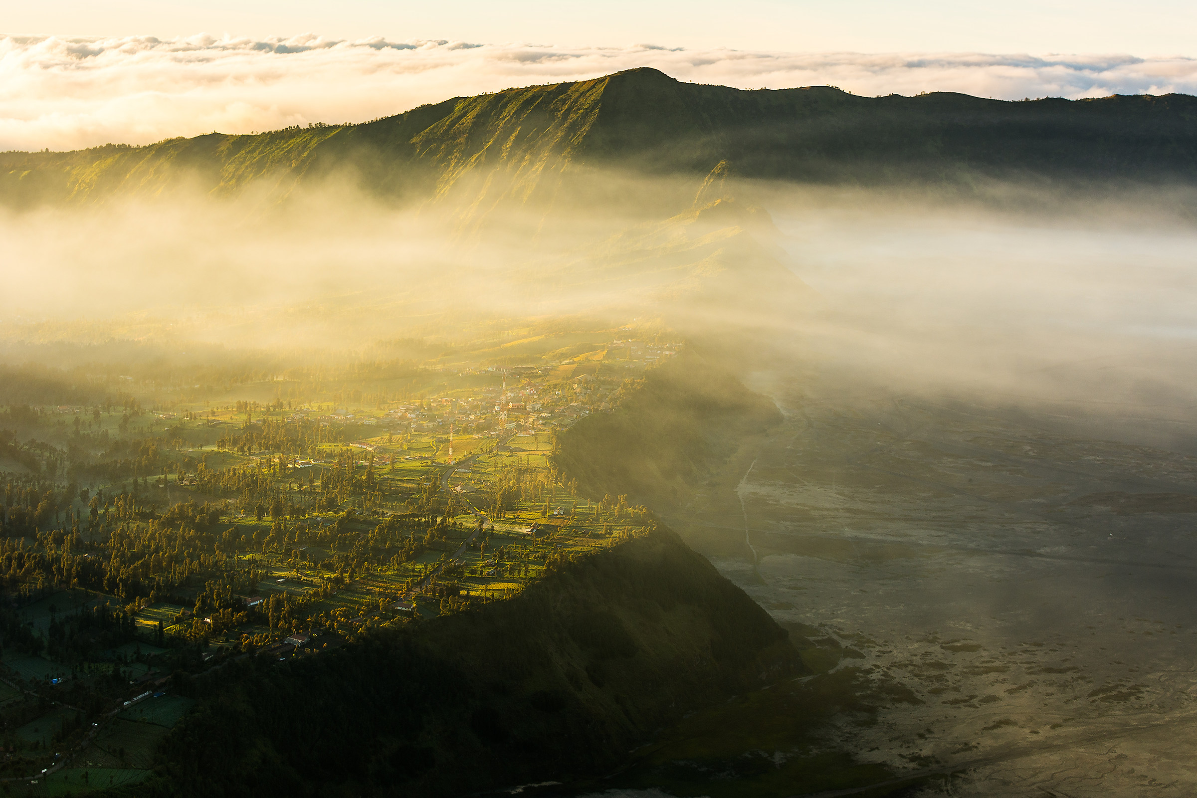 Le nubi lambiscono la bocca della caldera