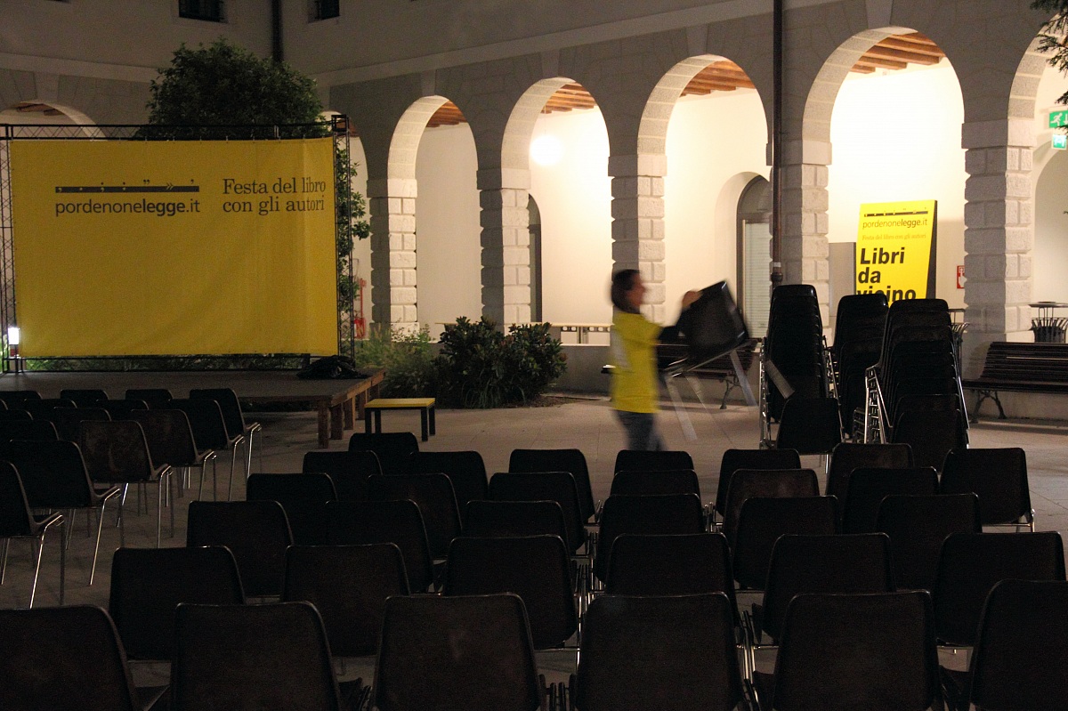 Le sedie ormai inutili vengono impilate