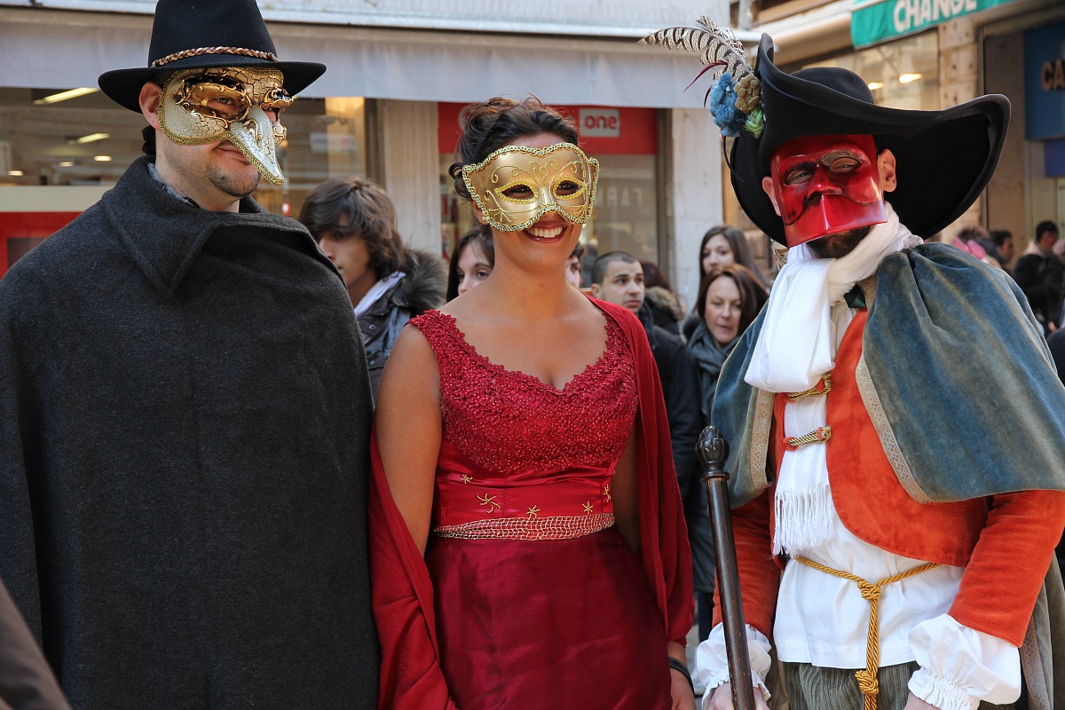 La bella mora con due cicisbei