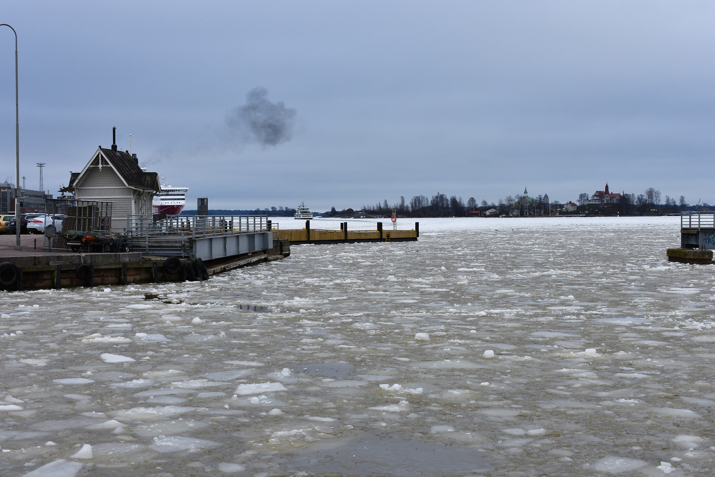 Mare ghiacciato nel Porto di Helsinki
