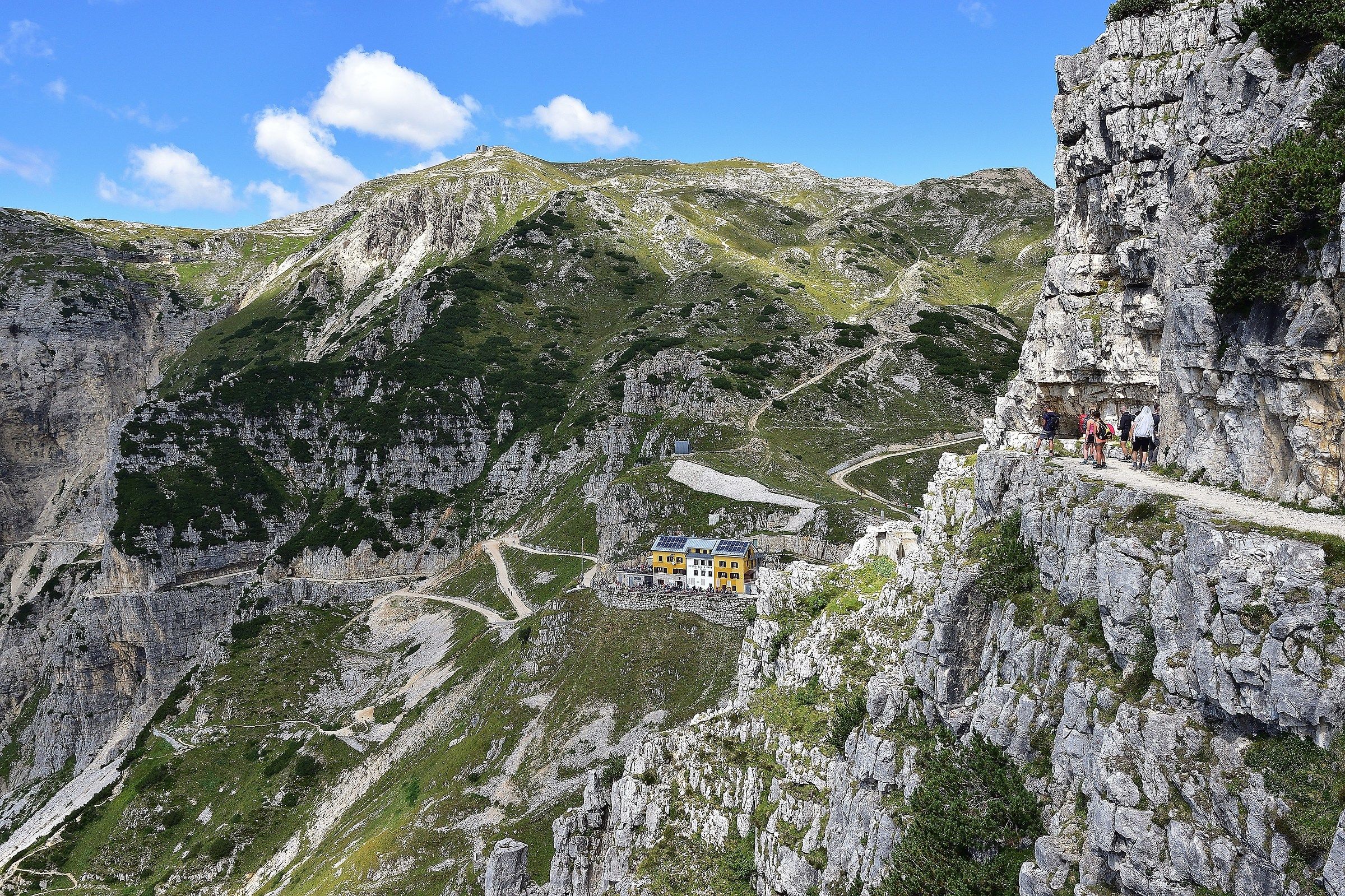 Rifugio Achille Papa 1.928 m. (foto 2 di 2)