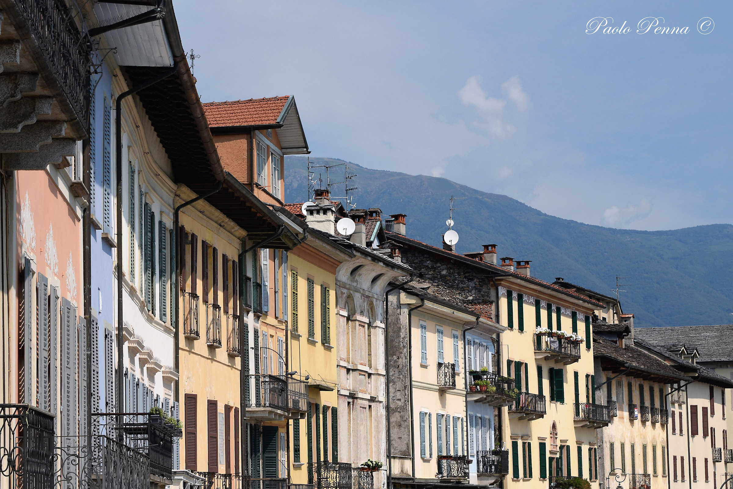colori in piazza a Cannobio
