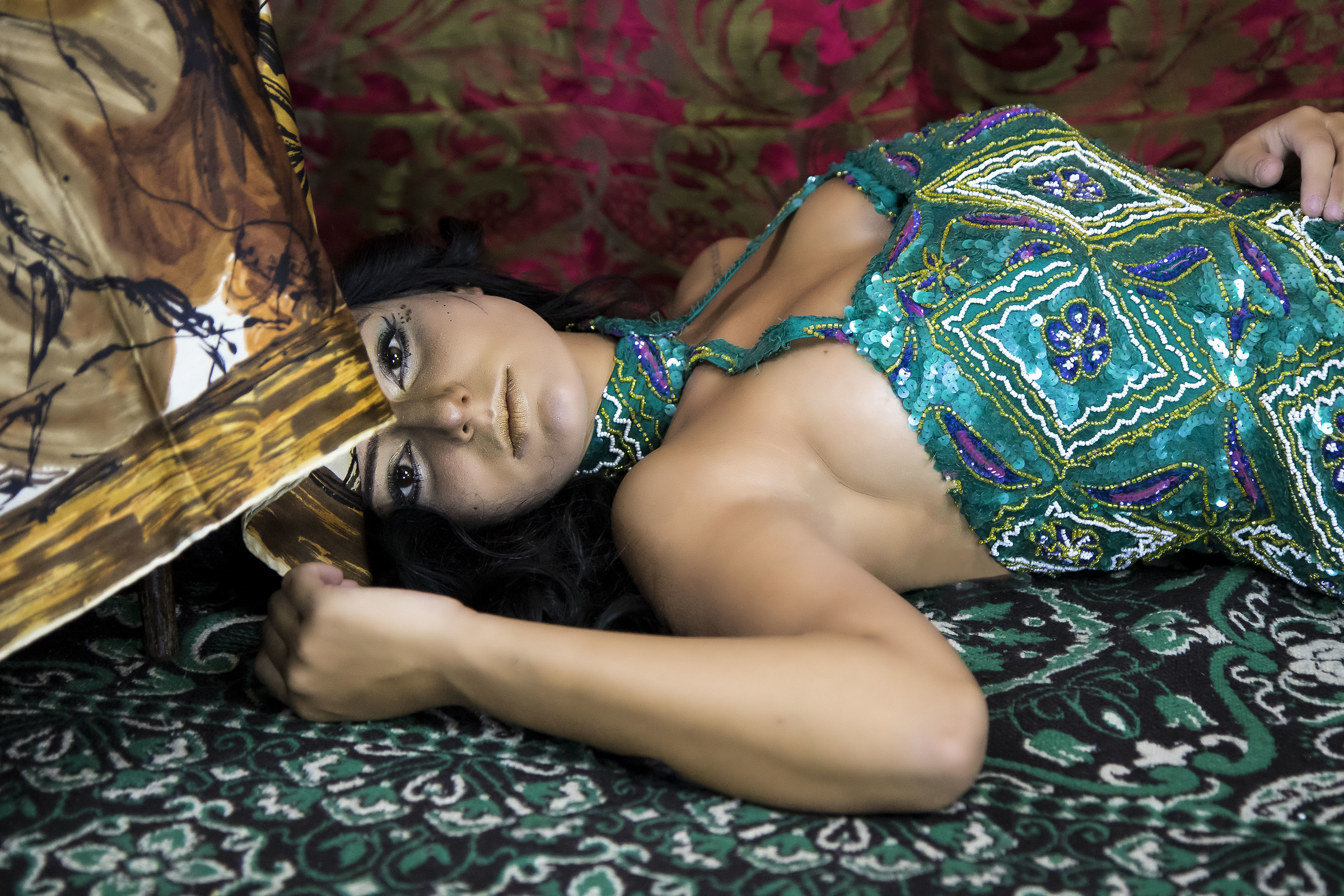 abito fatto a mano su sfondo in seta di San Leucio