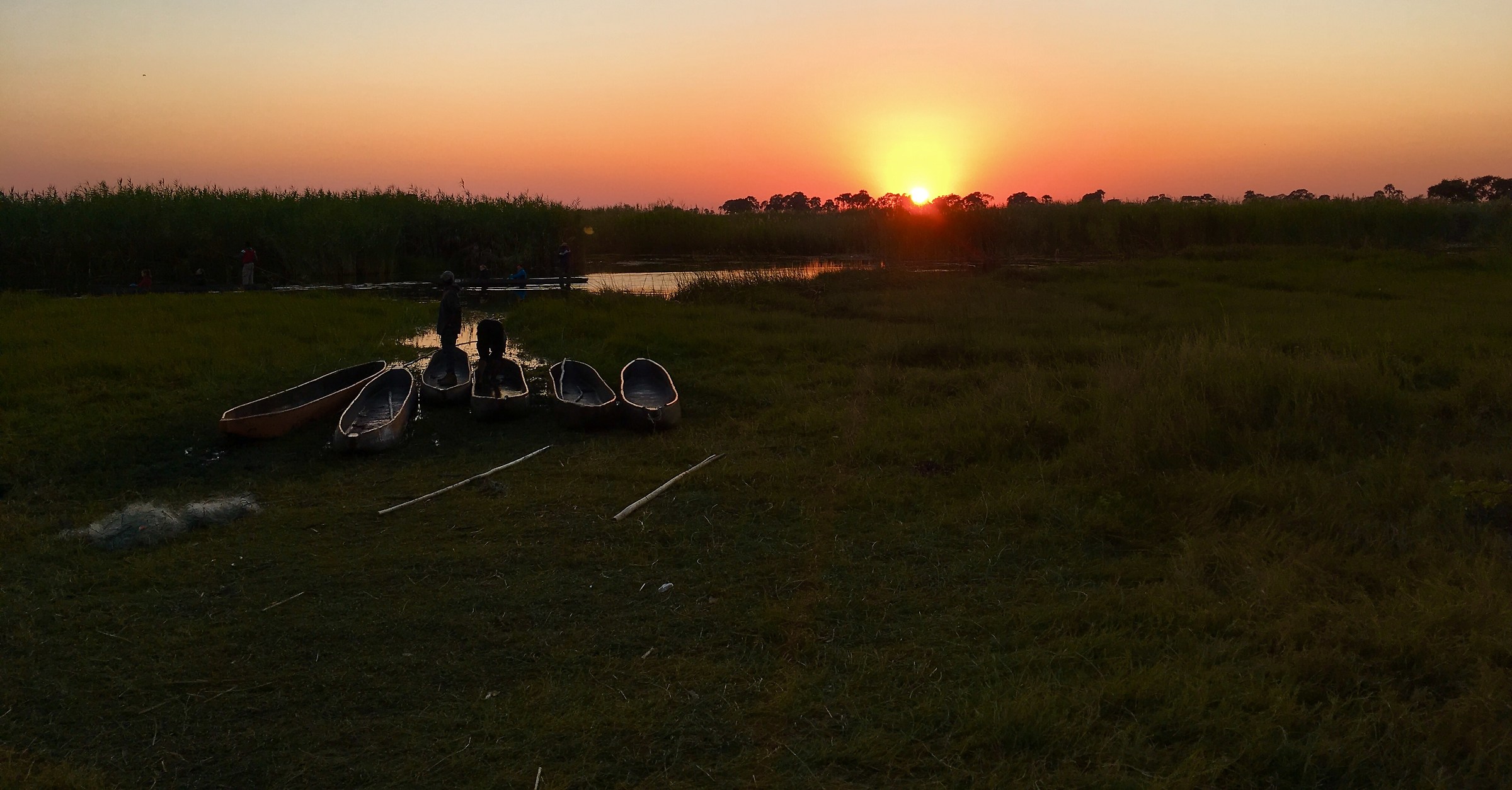 Mokoro all'alba in  Okavango