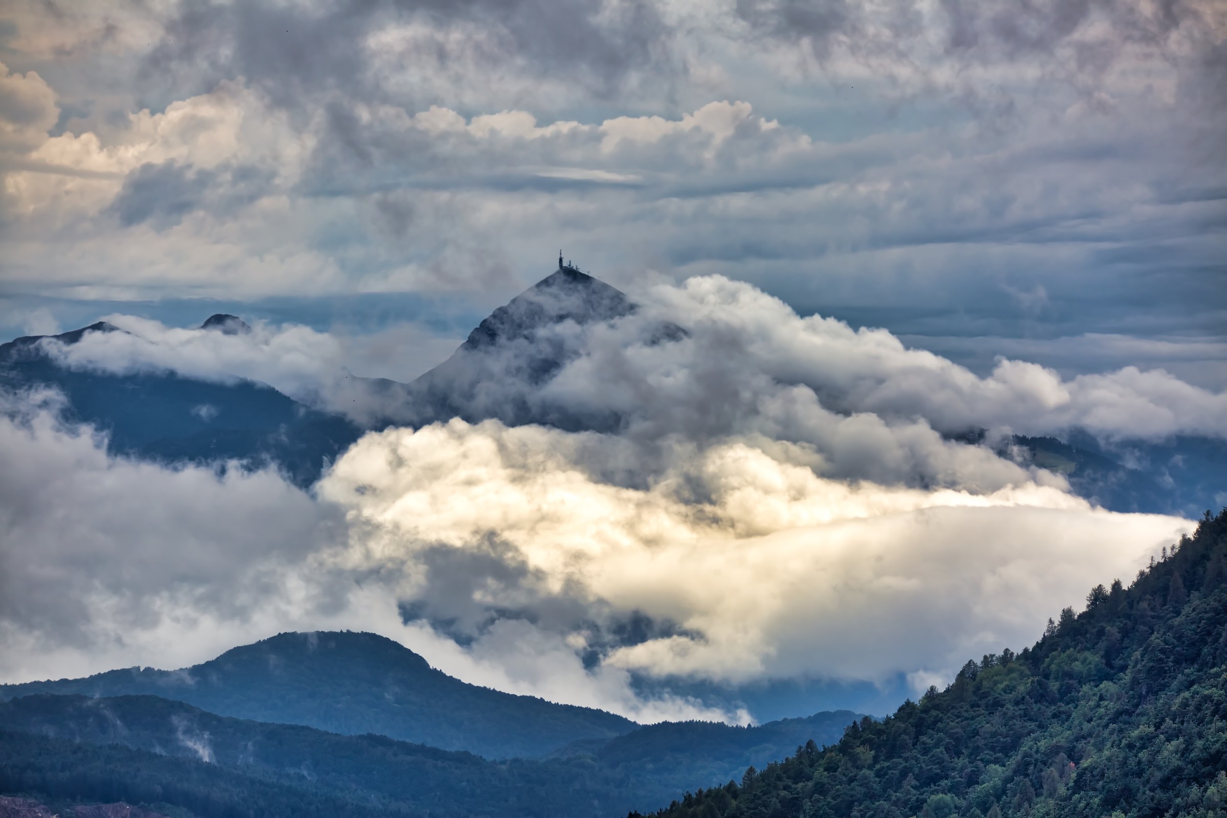 The storm is prepared on Mount Bondone