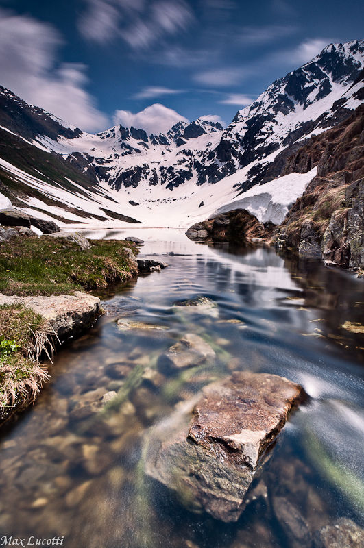 Lago alpino al disgelo