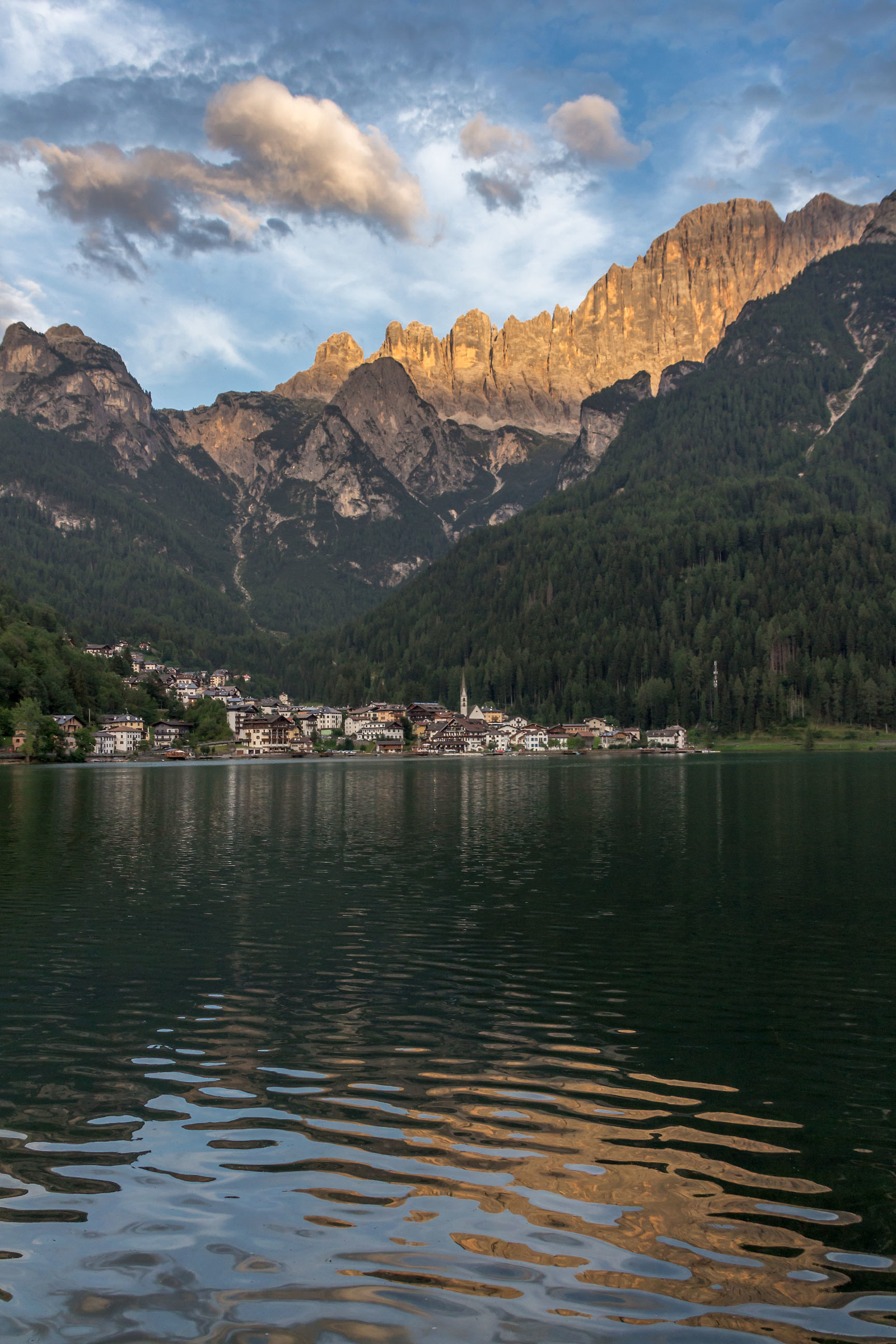 Alleghe riflesso sul lago al tramonto