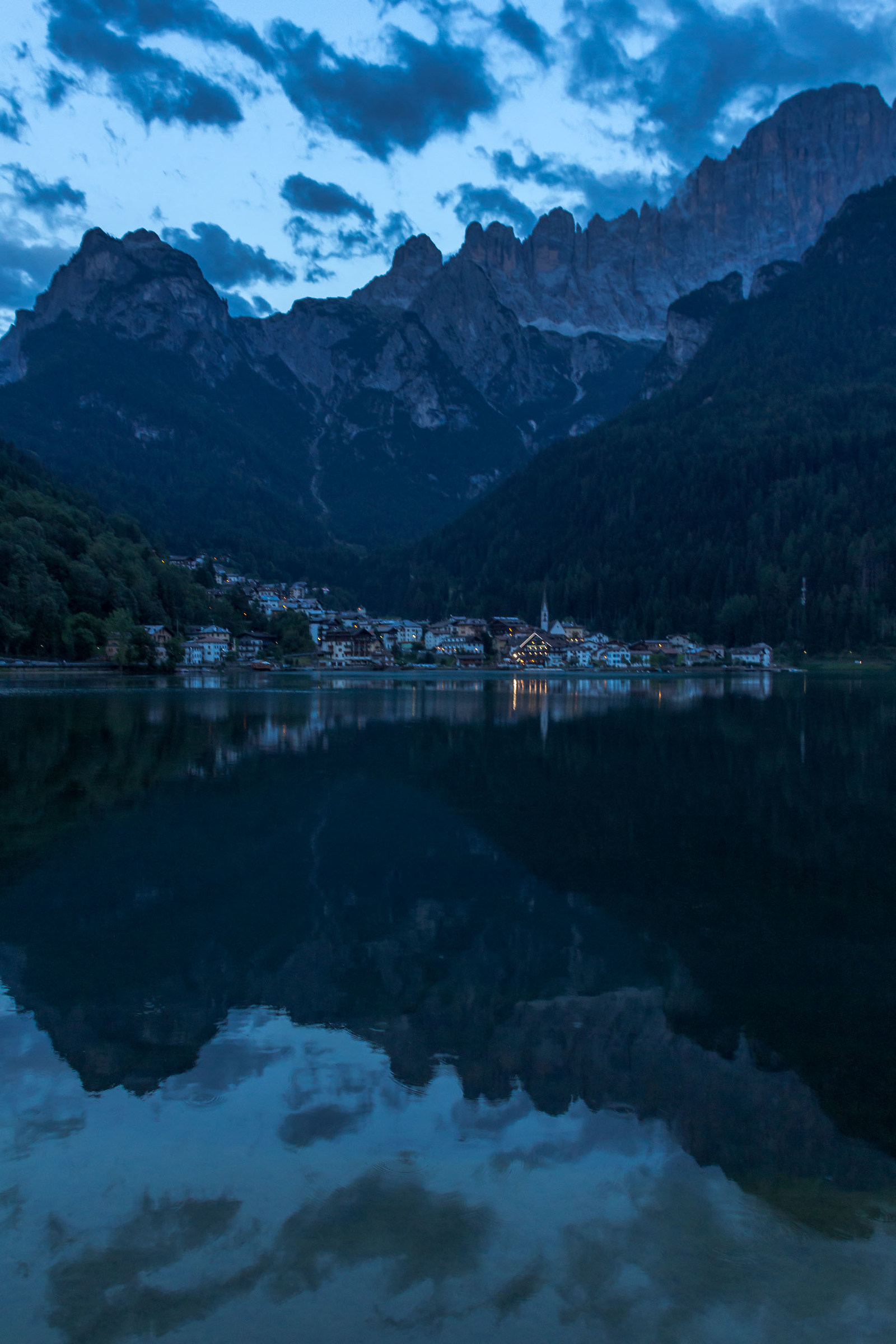 Alleghe riflesso sul lago nell'ora blu