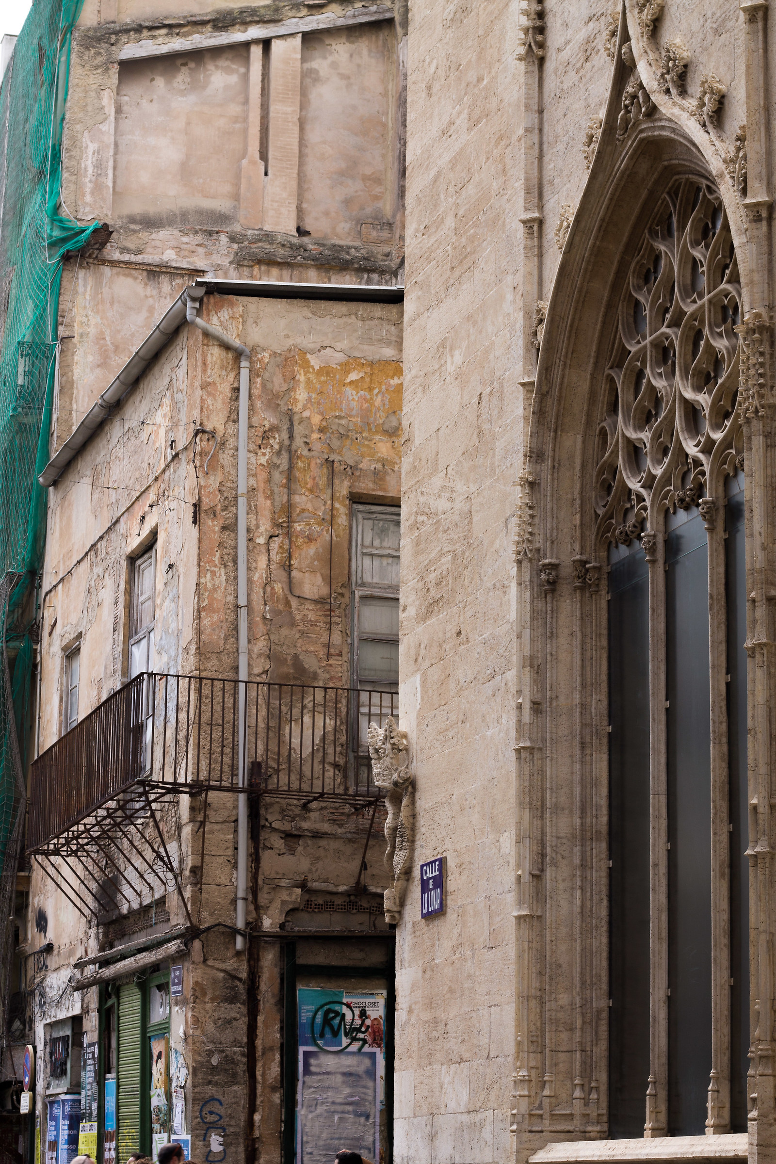 Lonja de la Seda. Contrasts