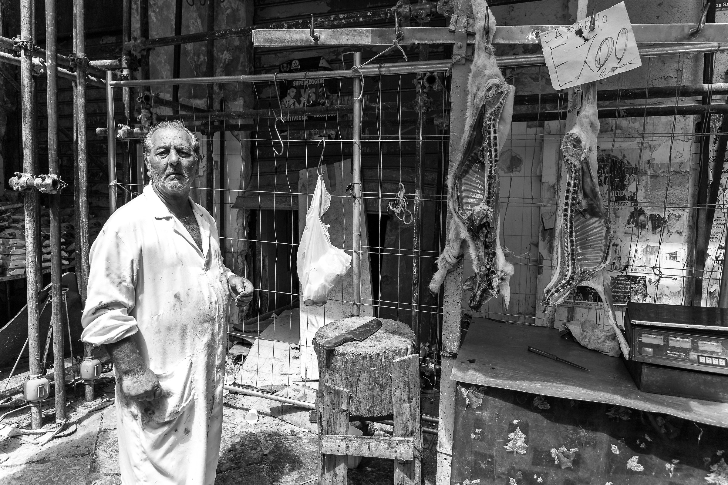 Il "Carnezziere" di strada al Mercato del Capo. Pa...