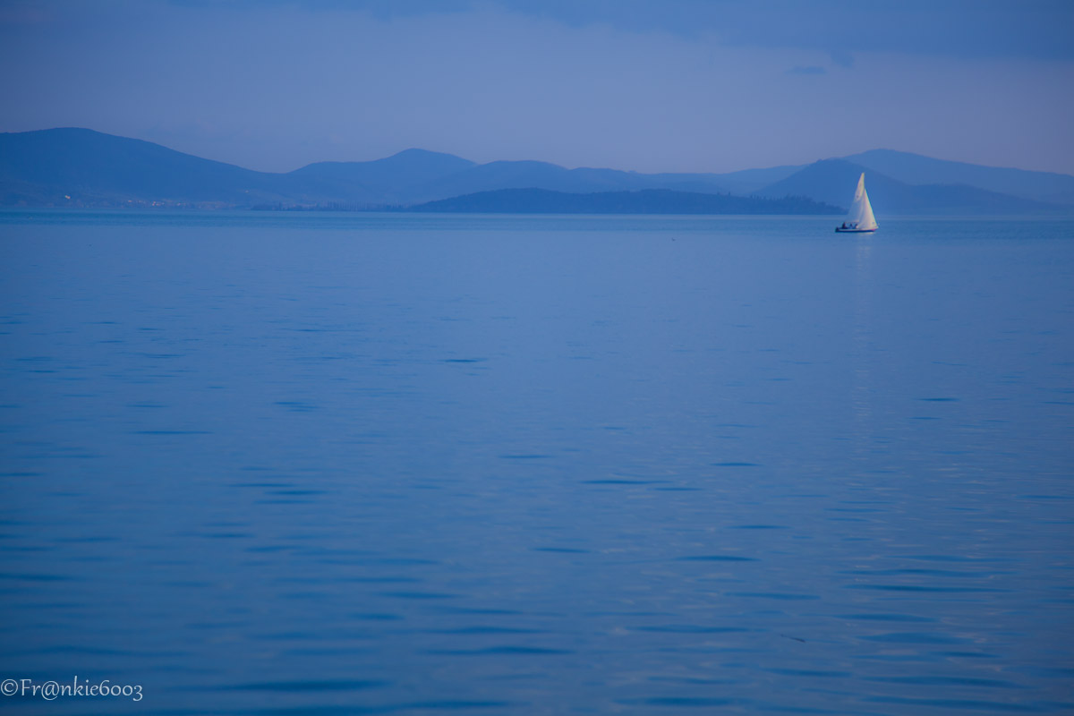 Lago Trasimeno in blu
