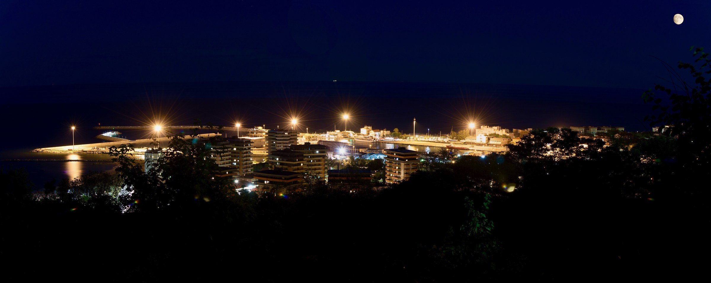 vista su notturna su Pesaro