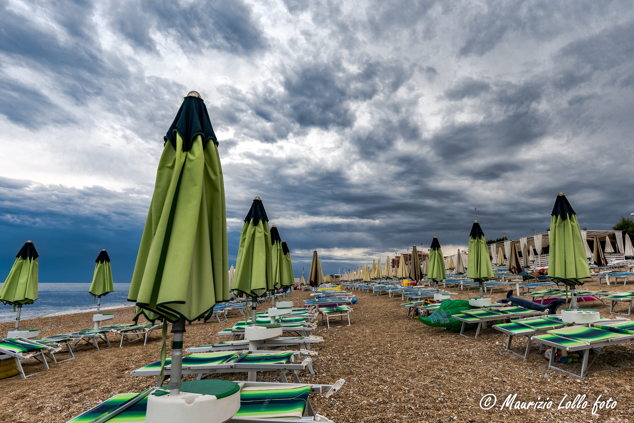 Ancora nessuno in spiaggia dopo la tempesta