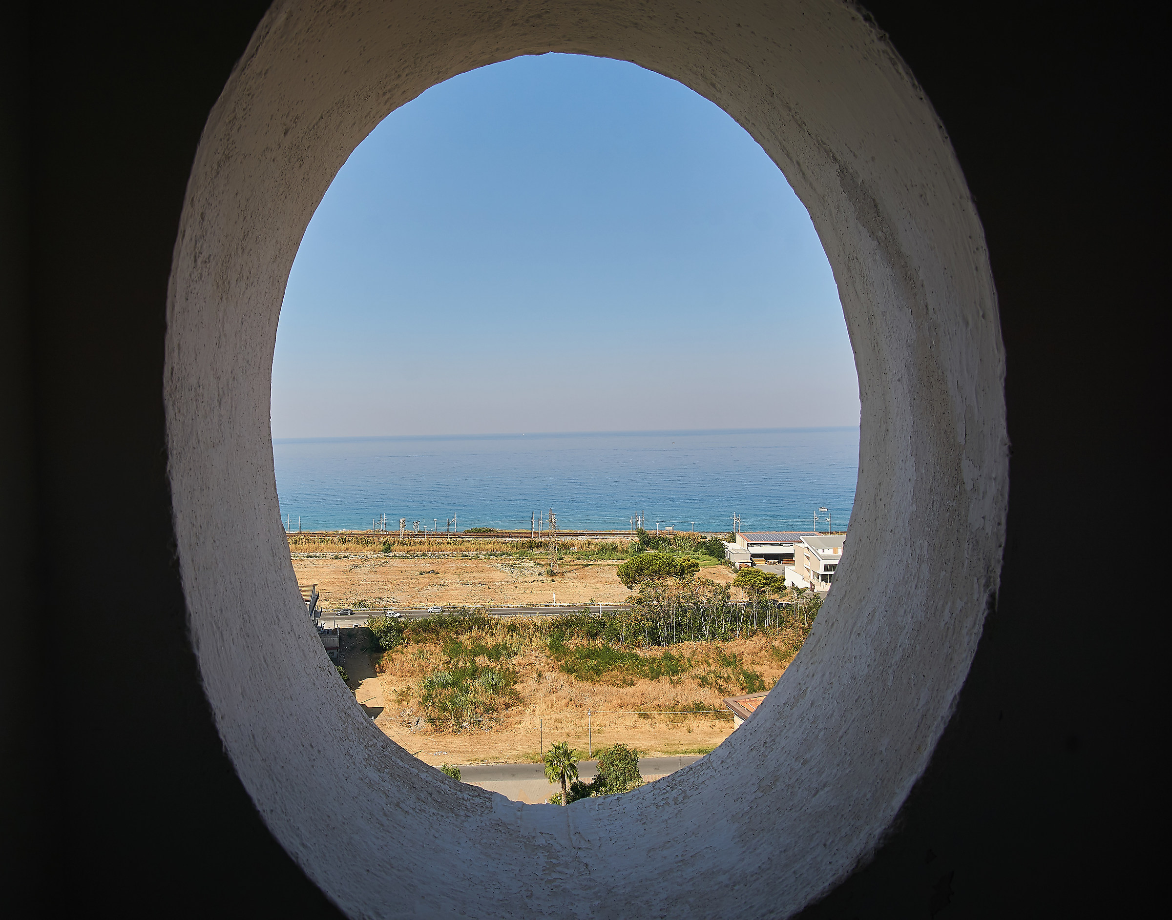 E guardo il mare da un'oblò....