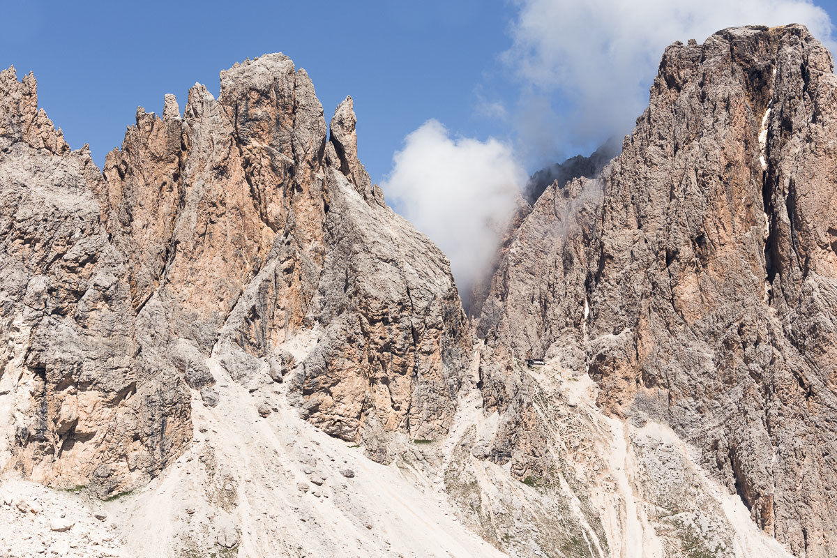 Il rifugio Demez, tra le "Cinque dita e "Sassolung...