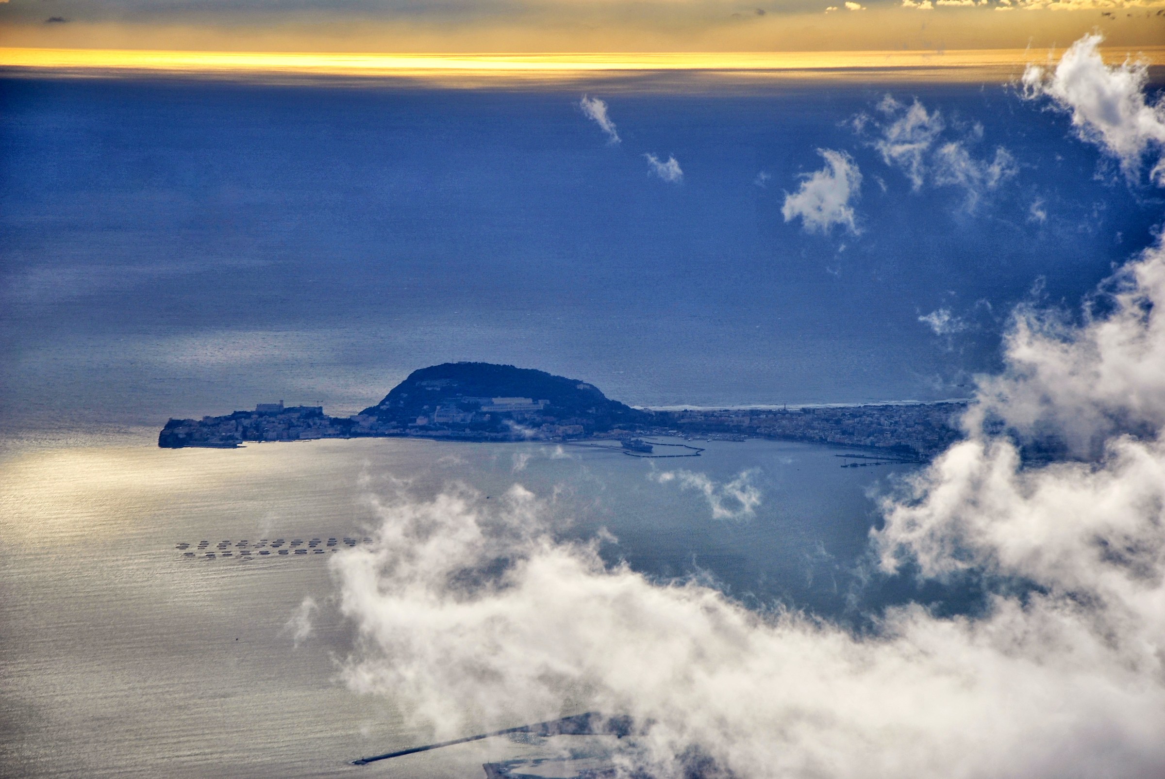 Gaeta fa capolino tra le nuvole...