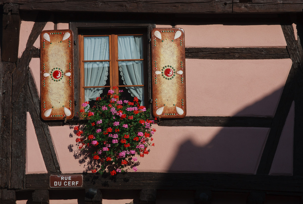 Rue du Cerf a Riquewihr ...