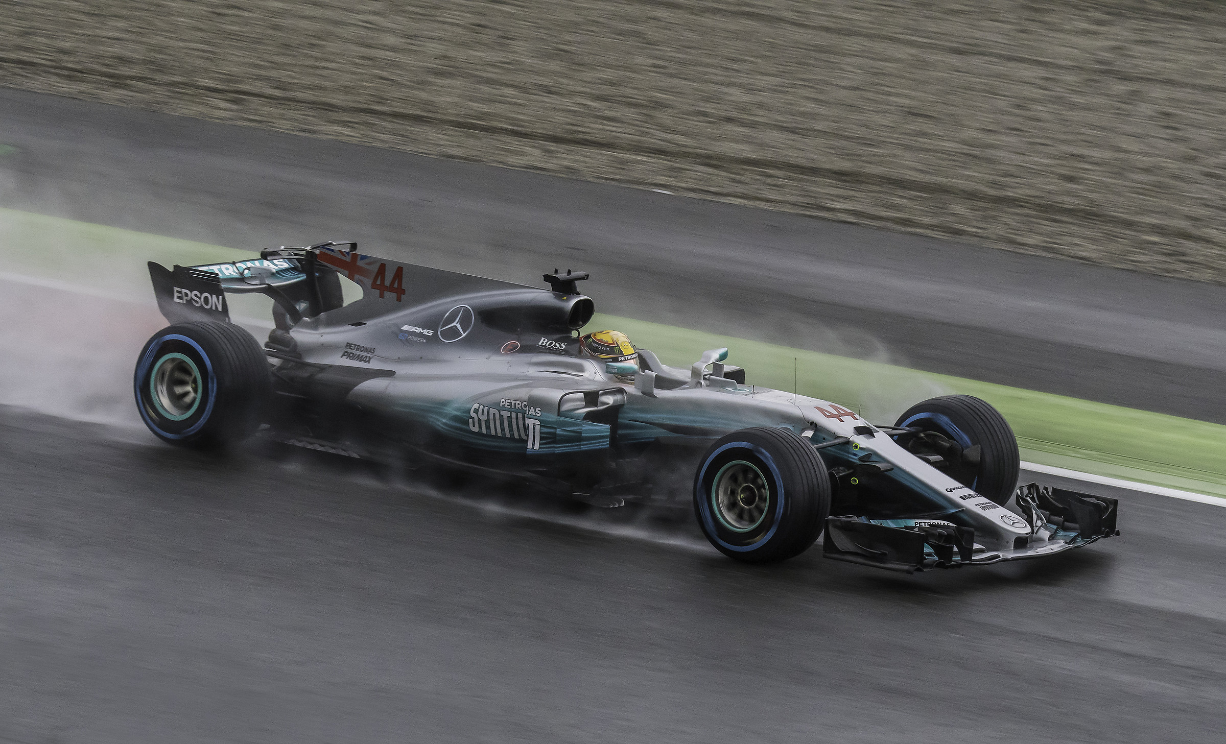Hamilton sotto la pioggia
