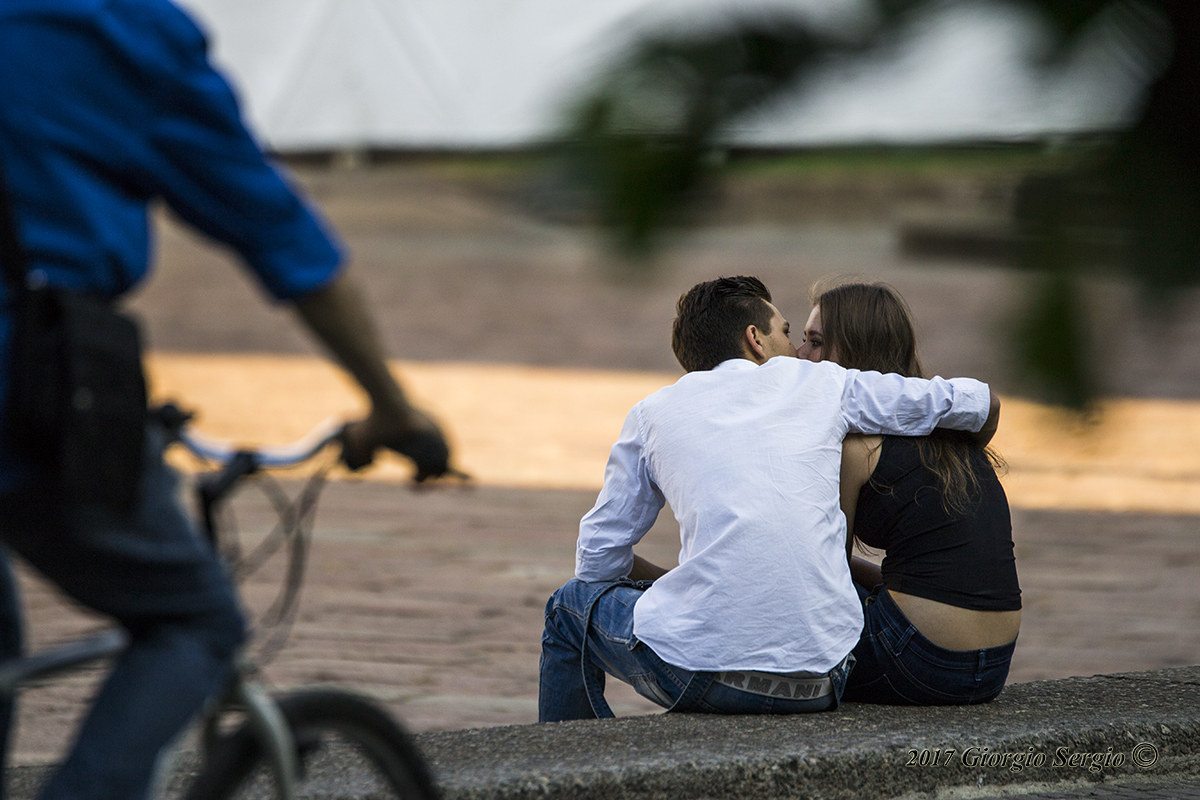 Wait and see the moment