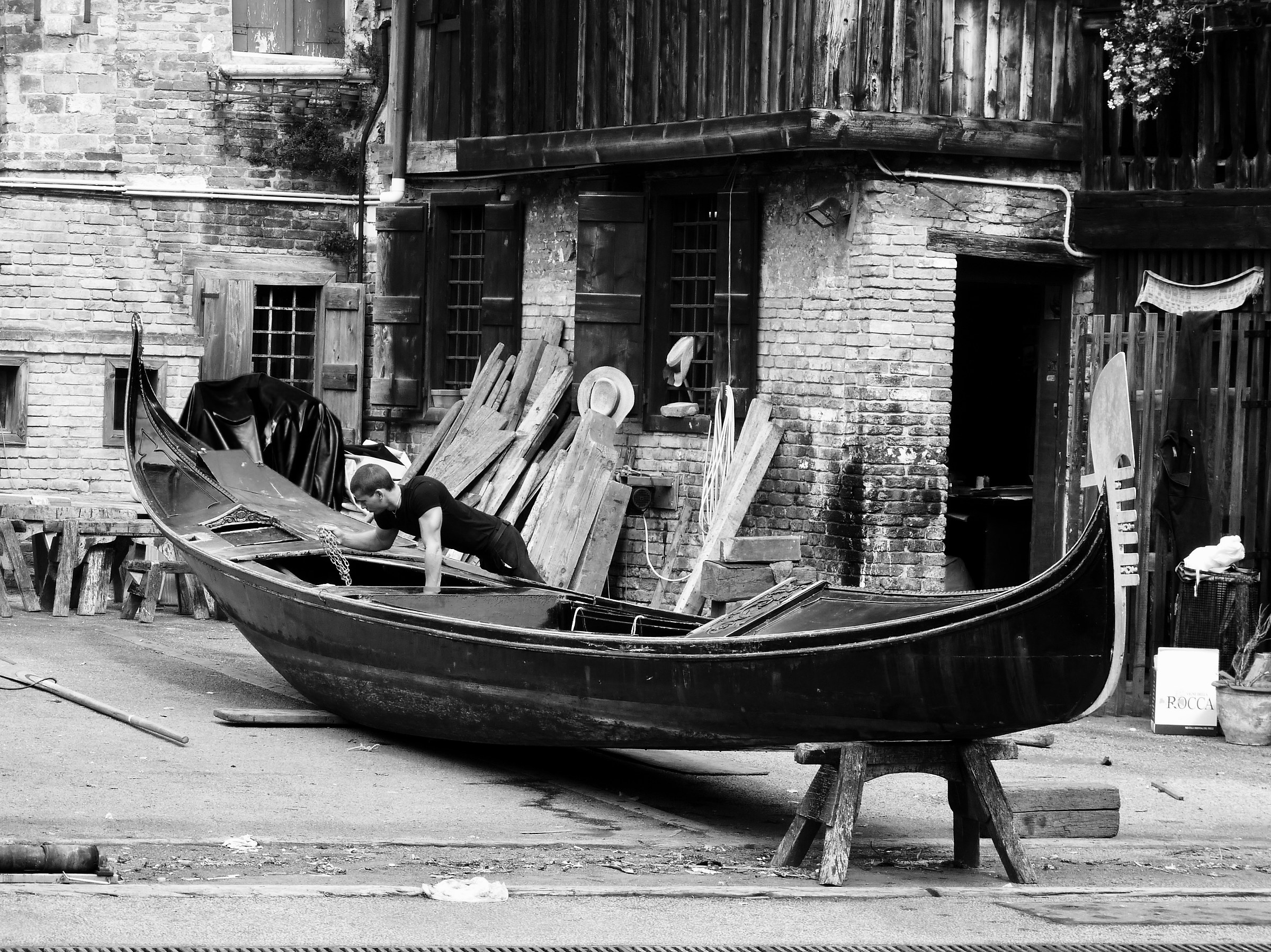 Venice. Workshop gondolas in b / n.