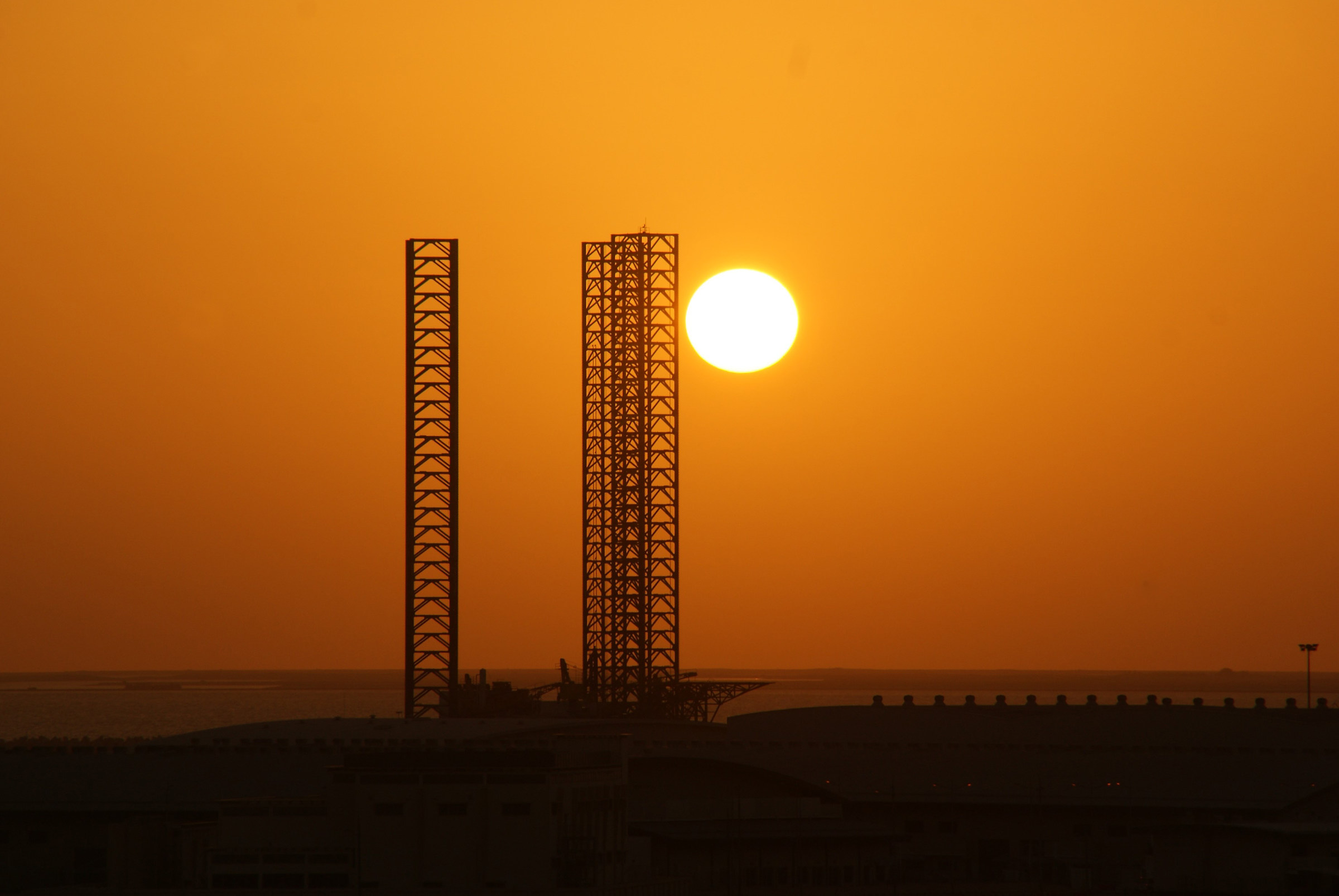 Oman, tramonto su depositi petroliferi