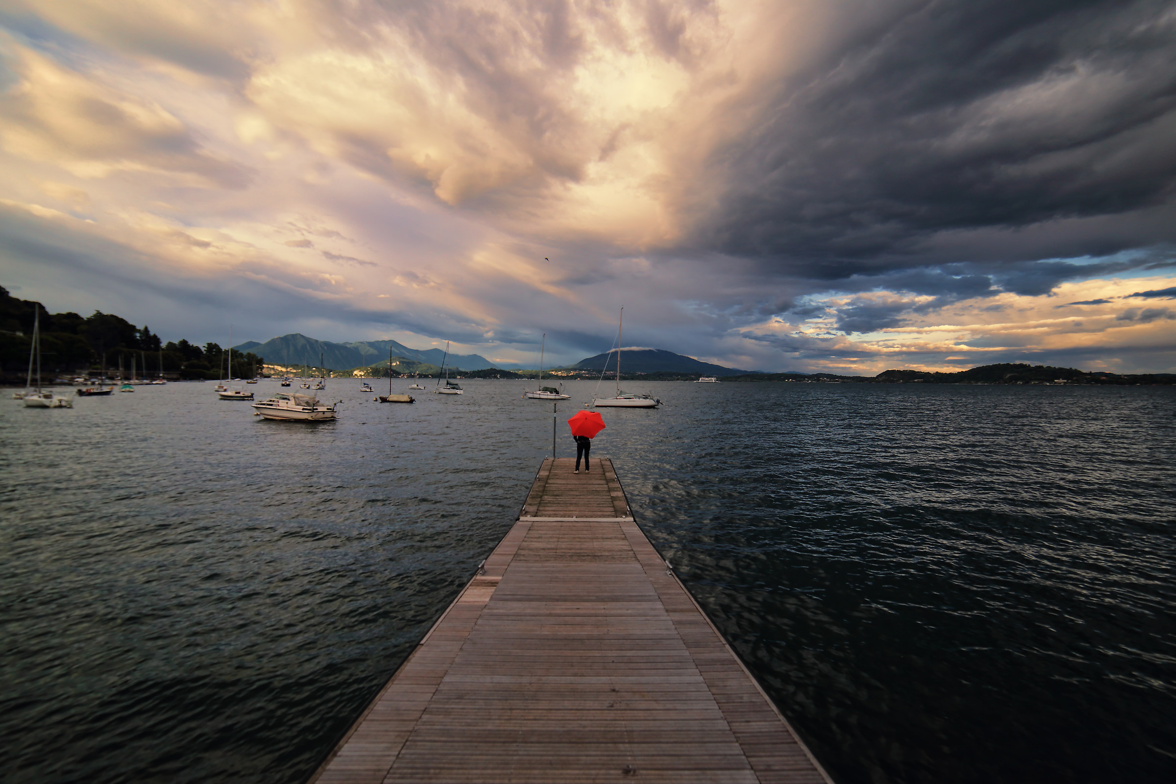 Un ombrello rosso sul lago