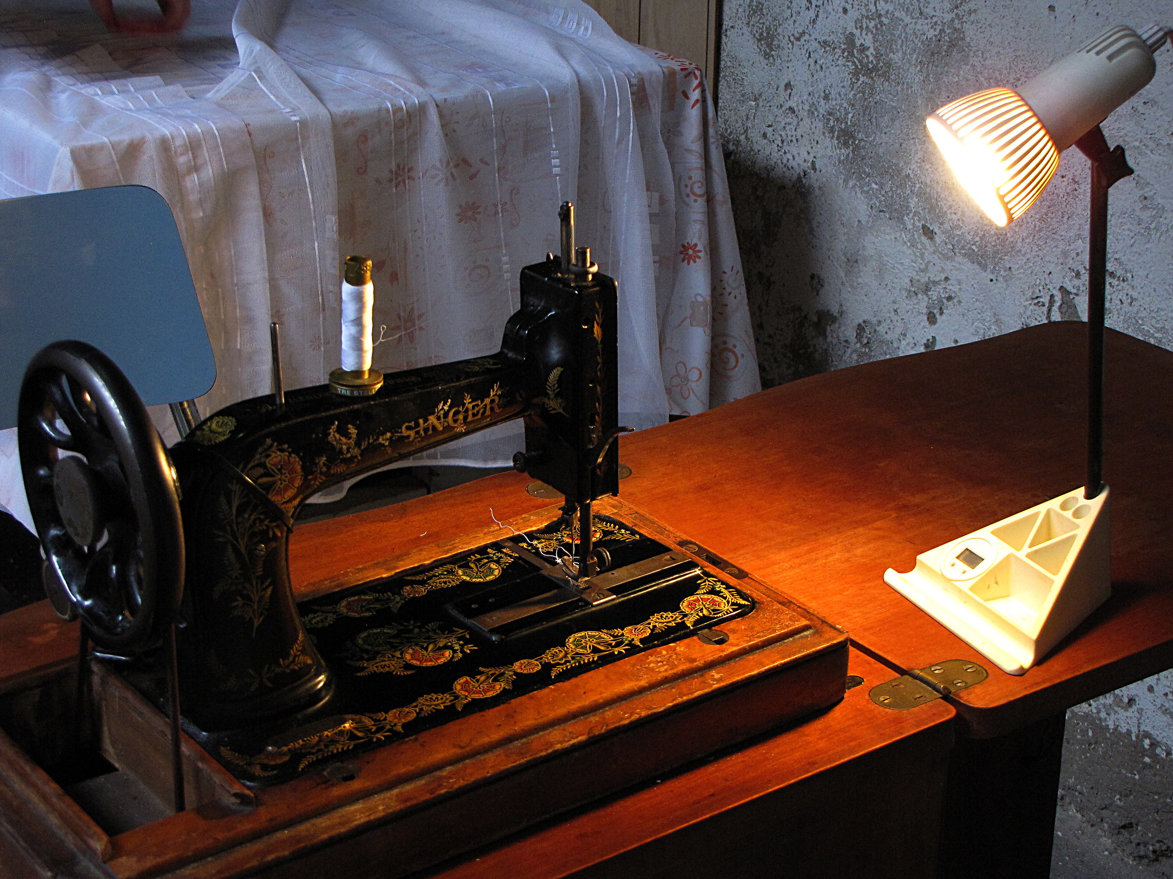 La lampada e la macchina per cucire