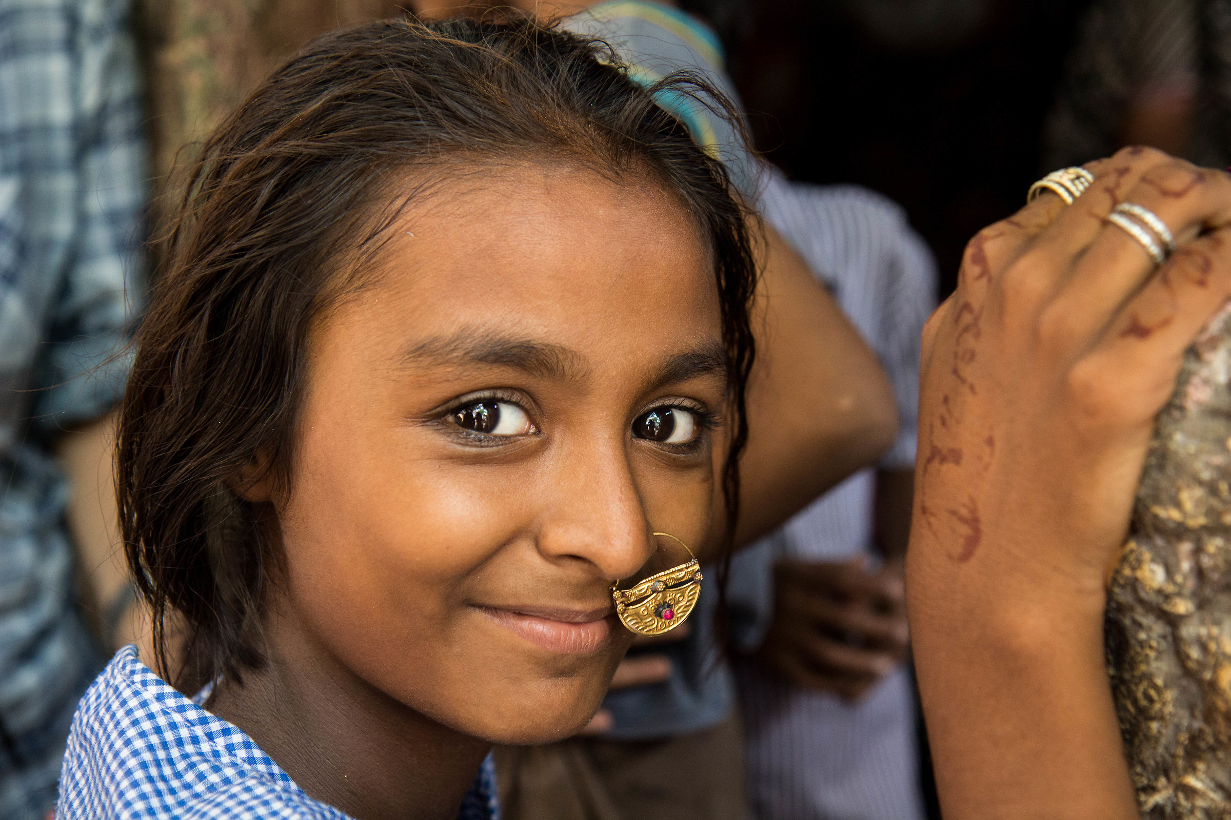 Ahmedabad, Gujarat, camminando in uno Slum