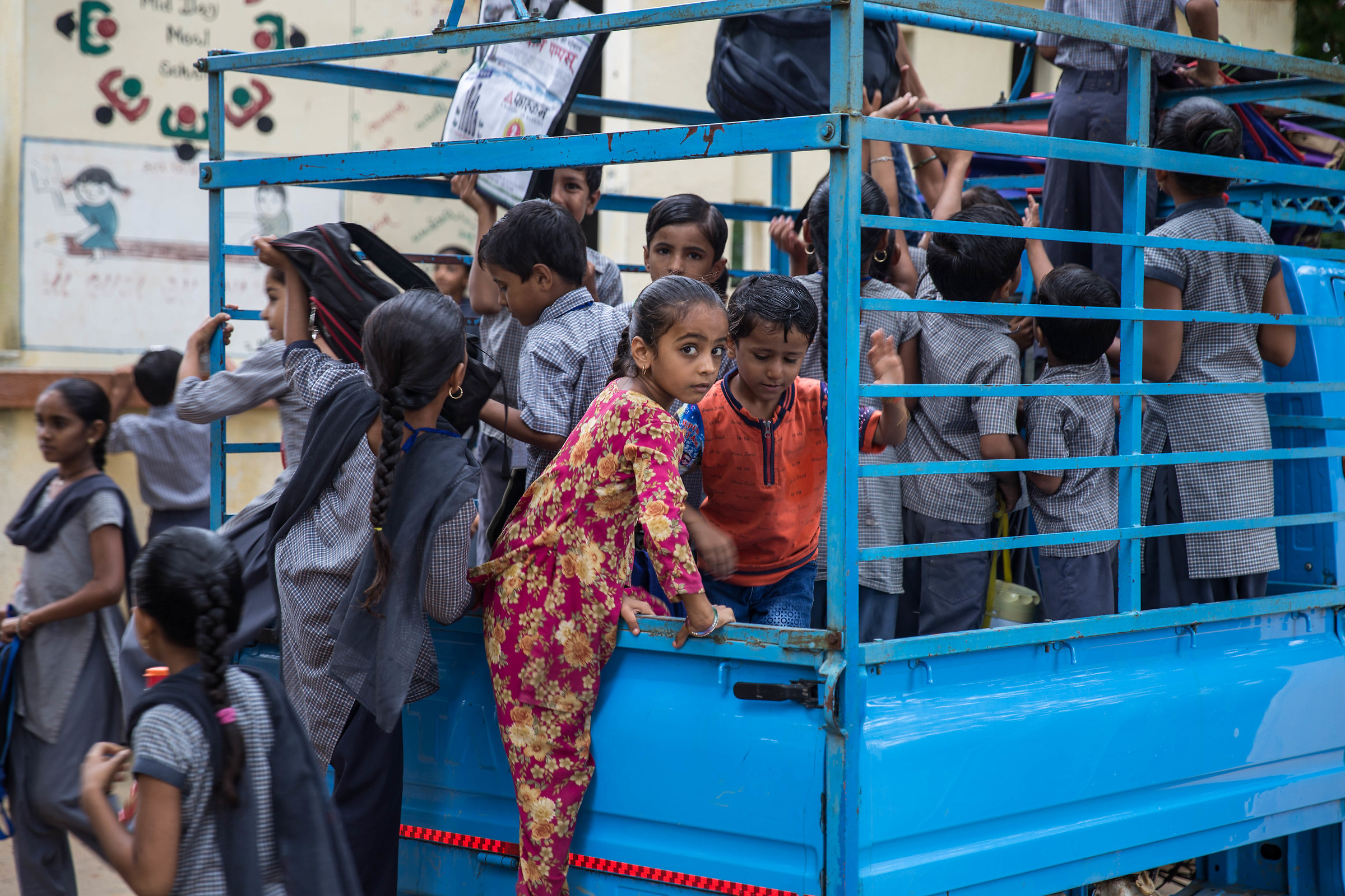 Gujarat, arriva lo scuolabus...
