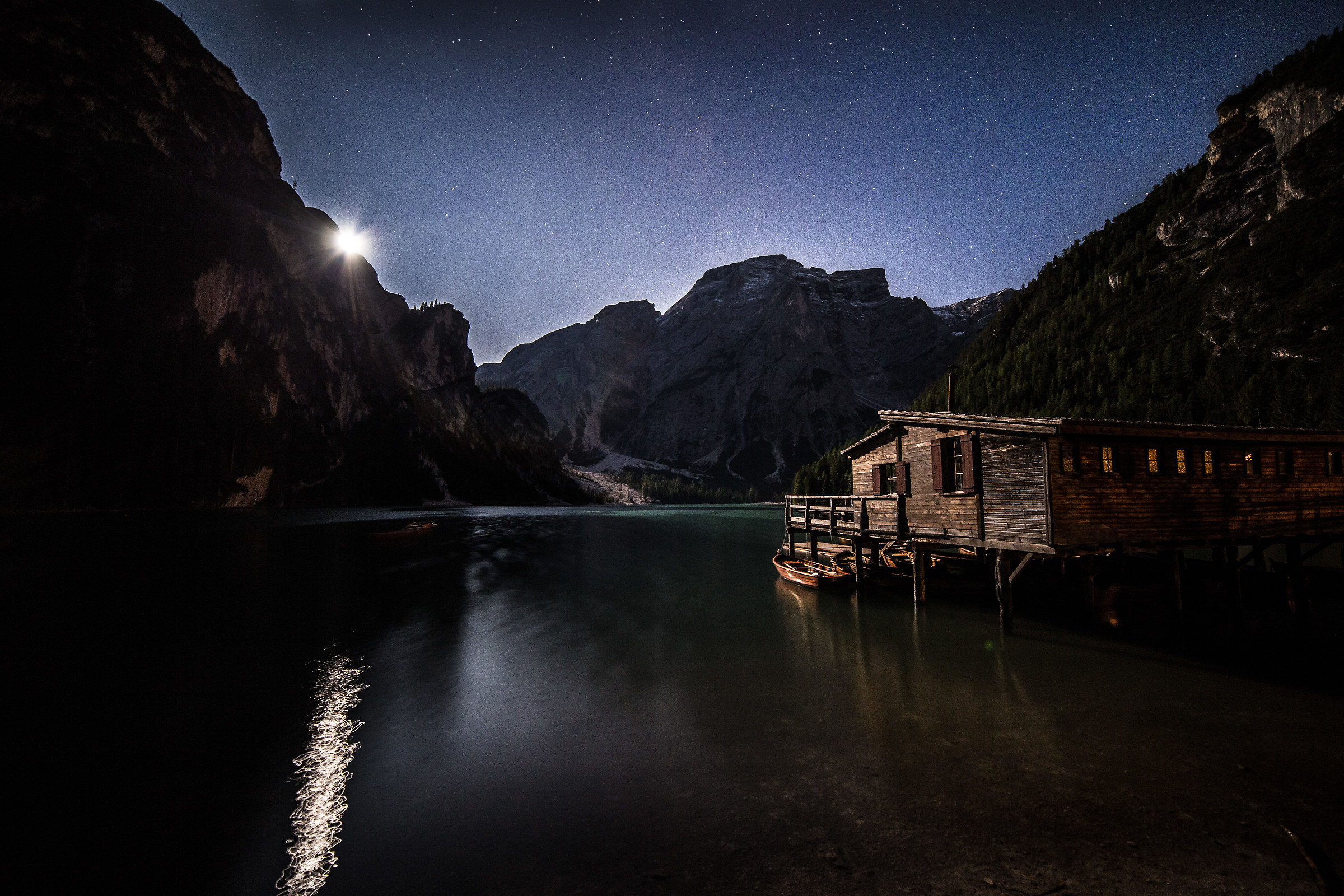Lago di Braies con luna