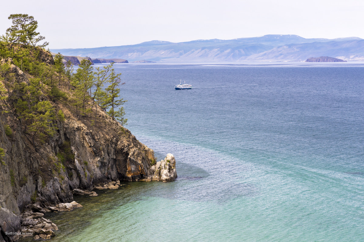 Tourists in motorboats