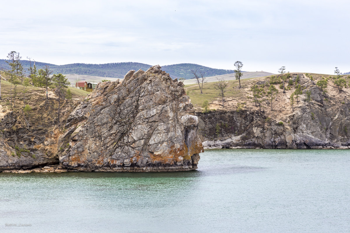 Dal largo verso l' isola