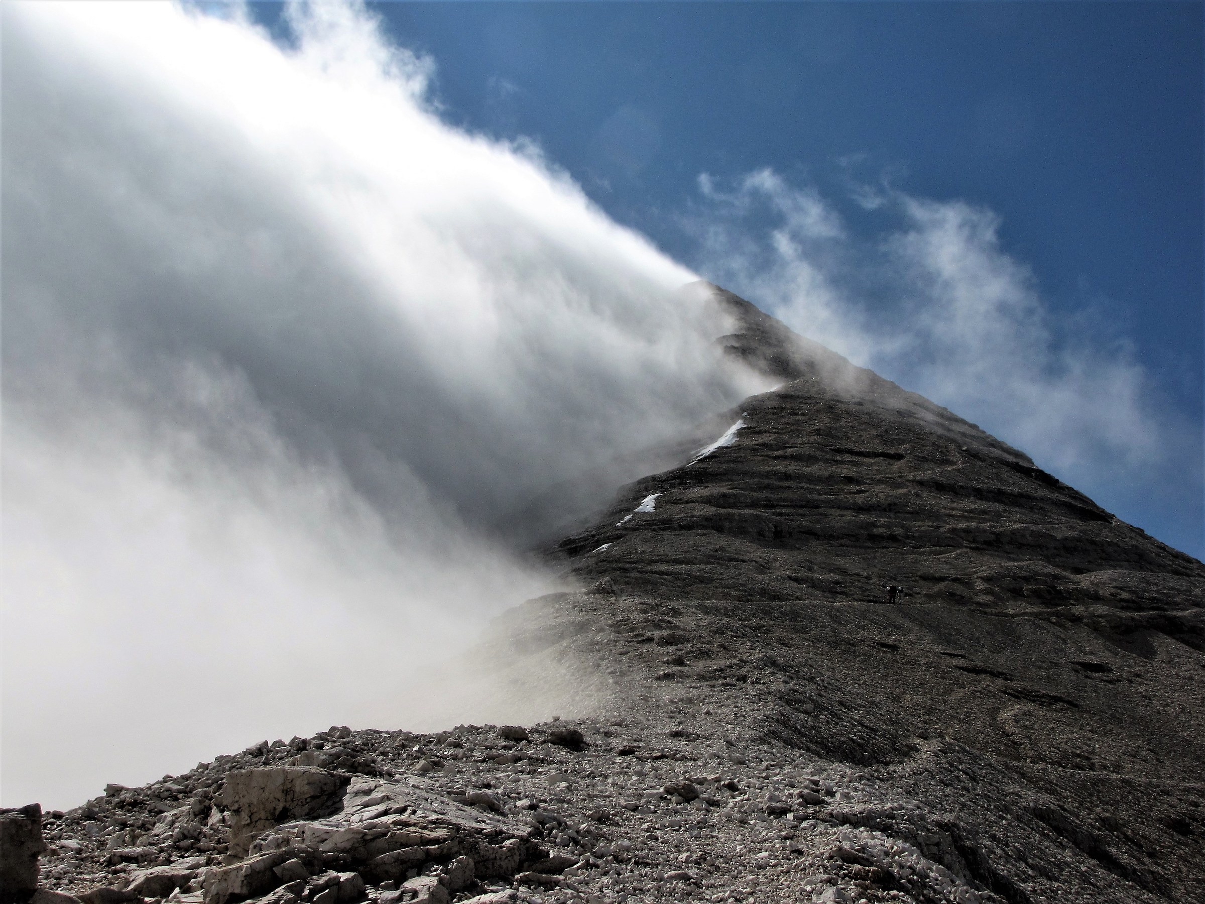 Salendo verso la cima della Rozes....