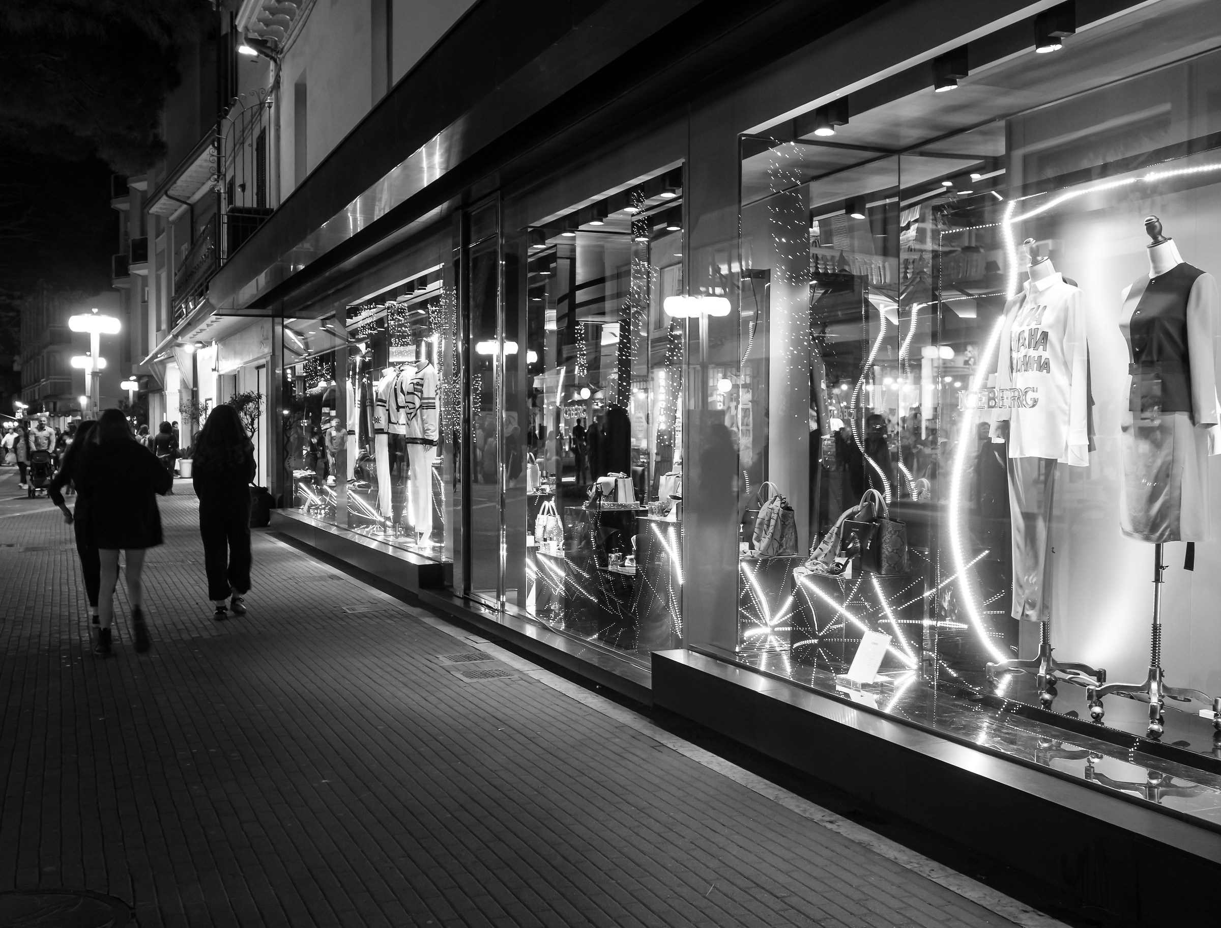 rimini, negozi di sera