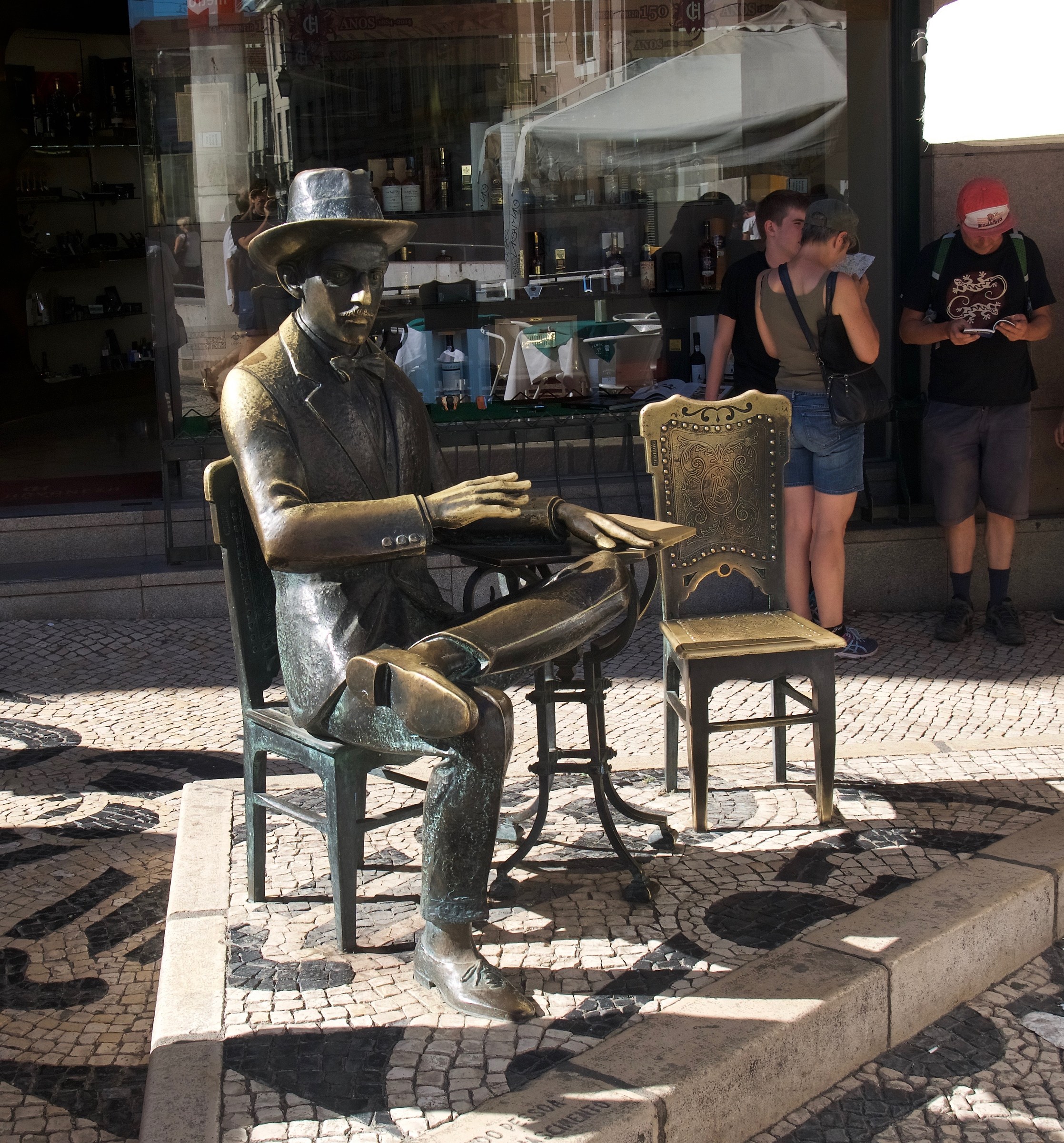 sit down to chat. Pessoa