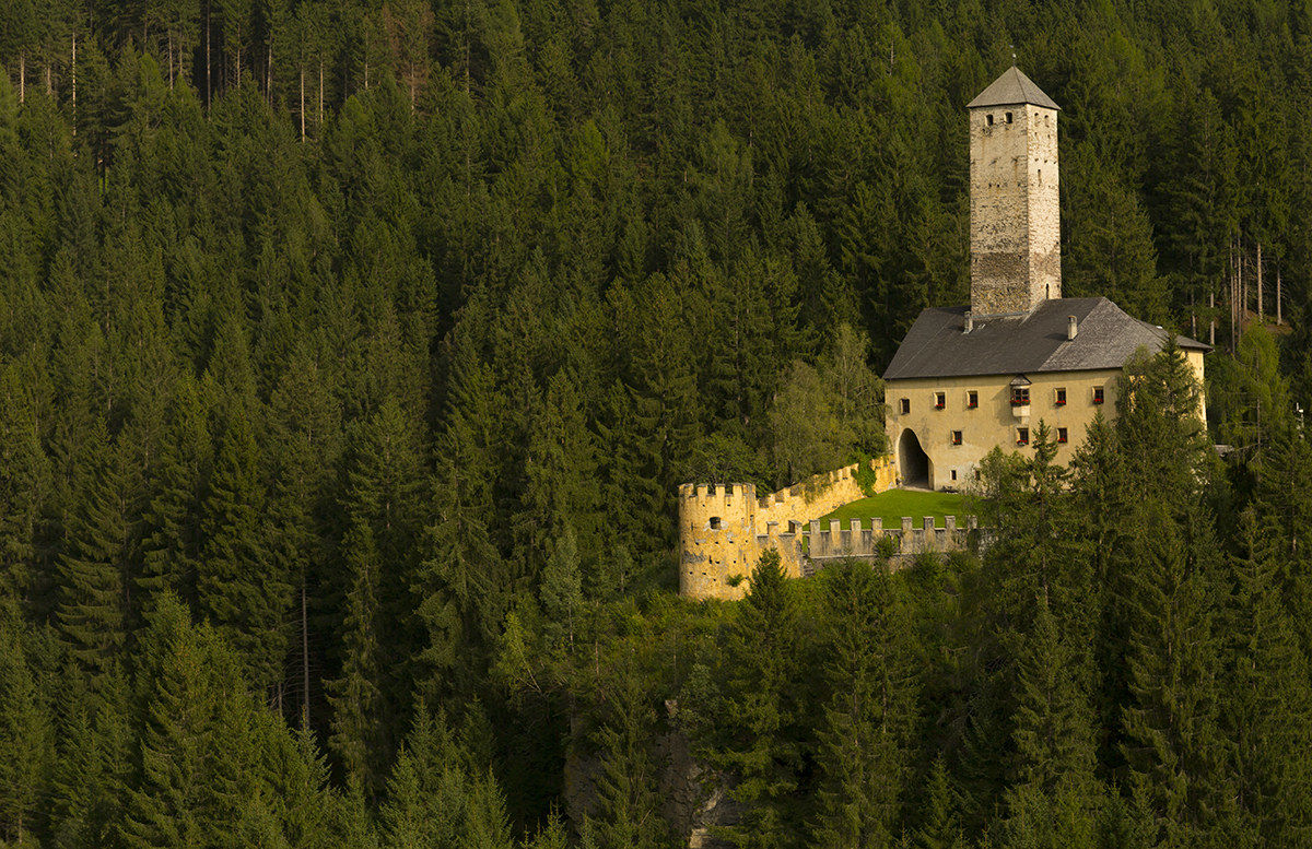 Monguelfo, the Castle