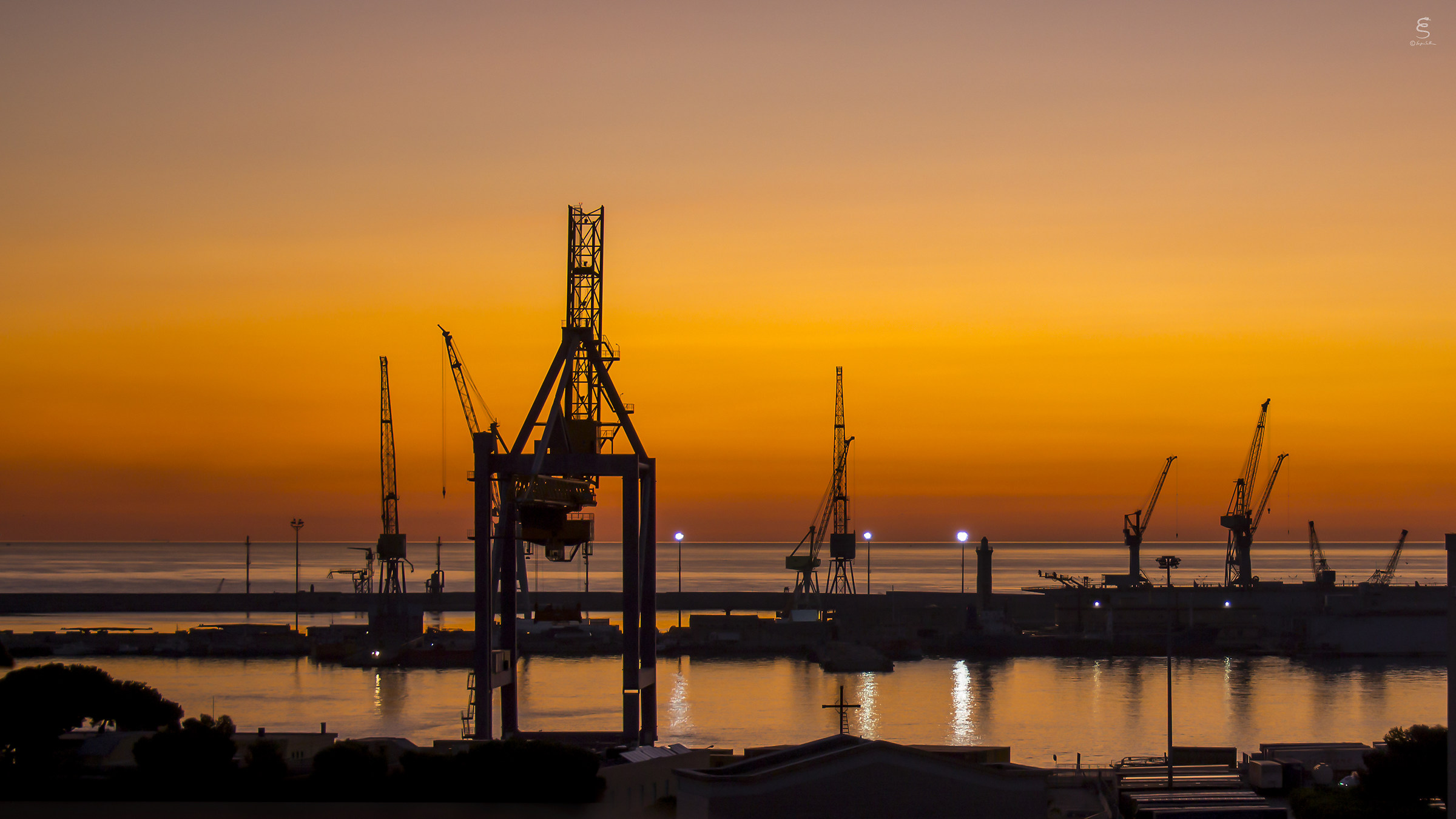 Alba sul porto di Palermo