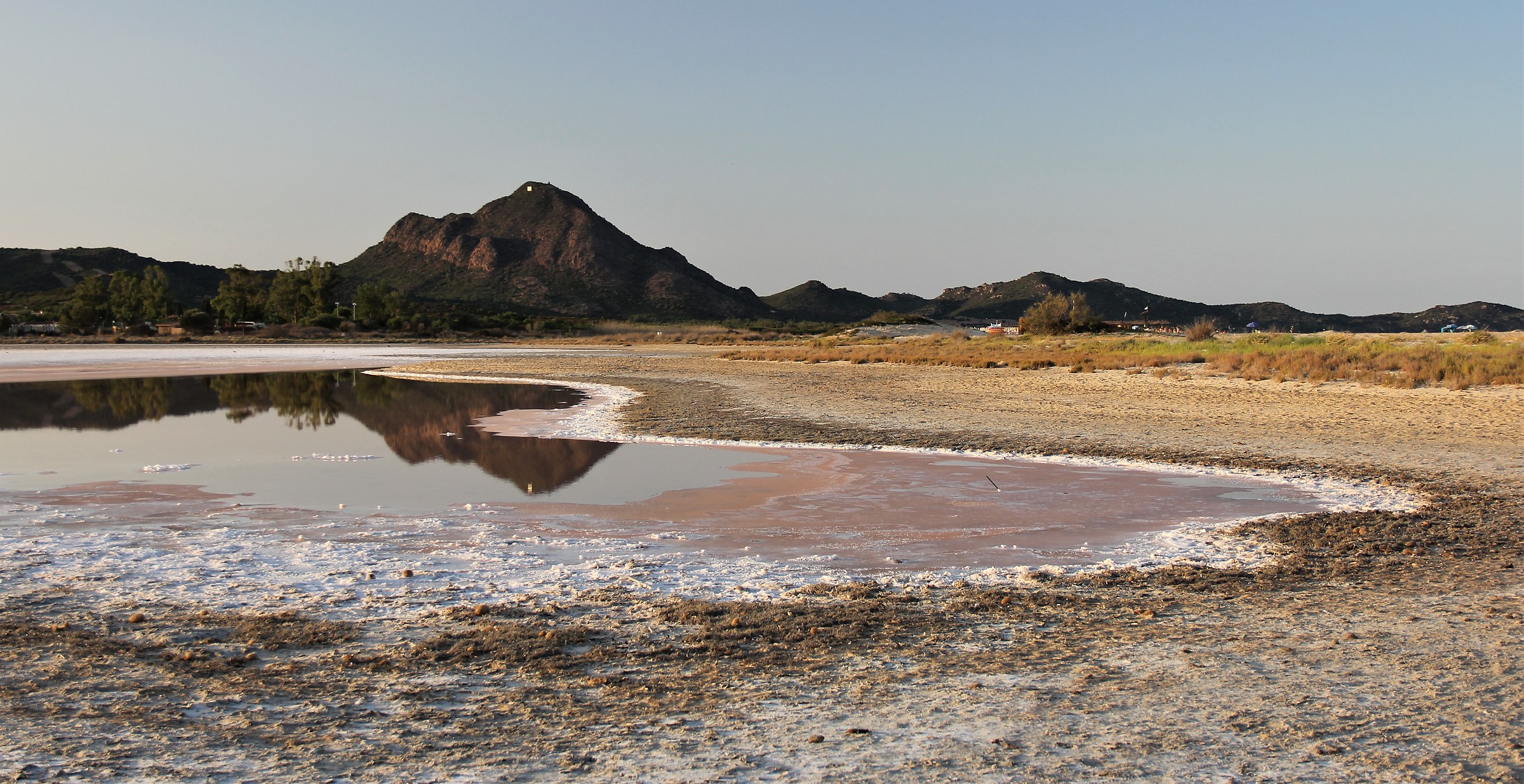 Il piccolo stagno di Piscina in estate