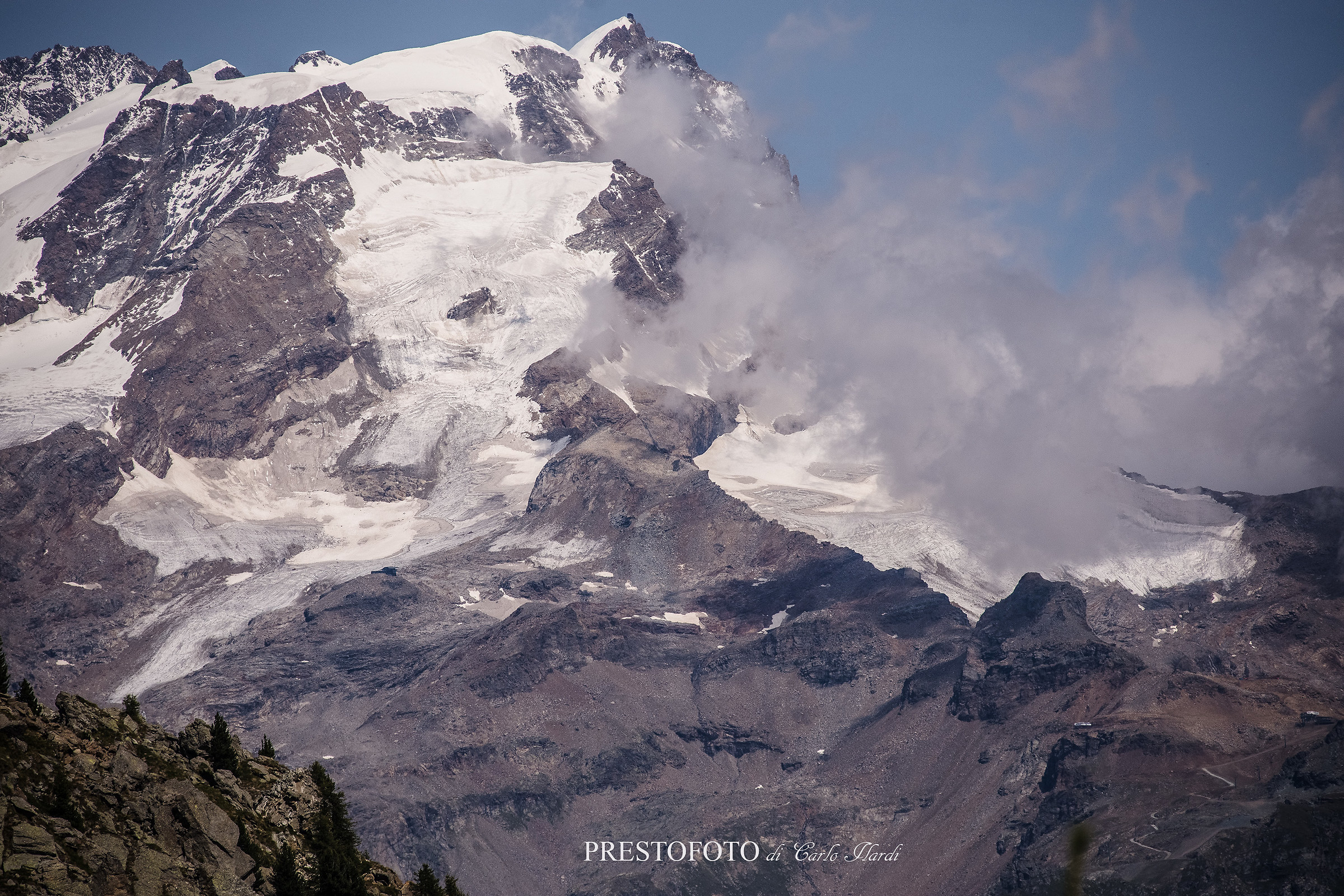 sulla cima la capanna margherita