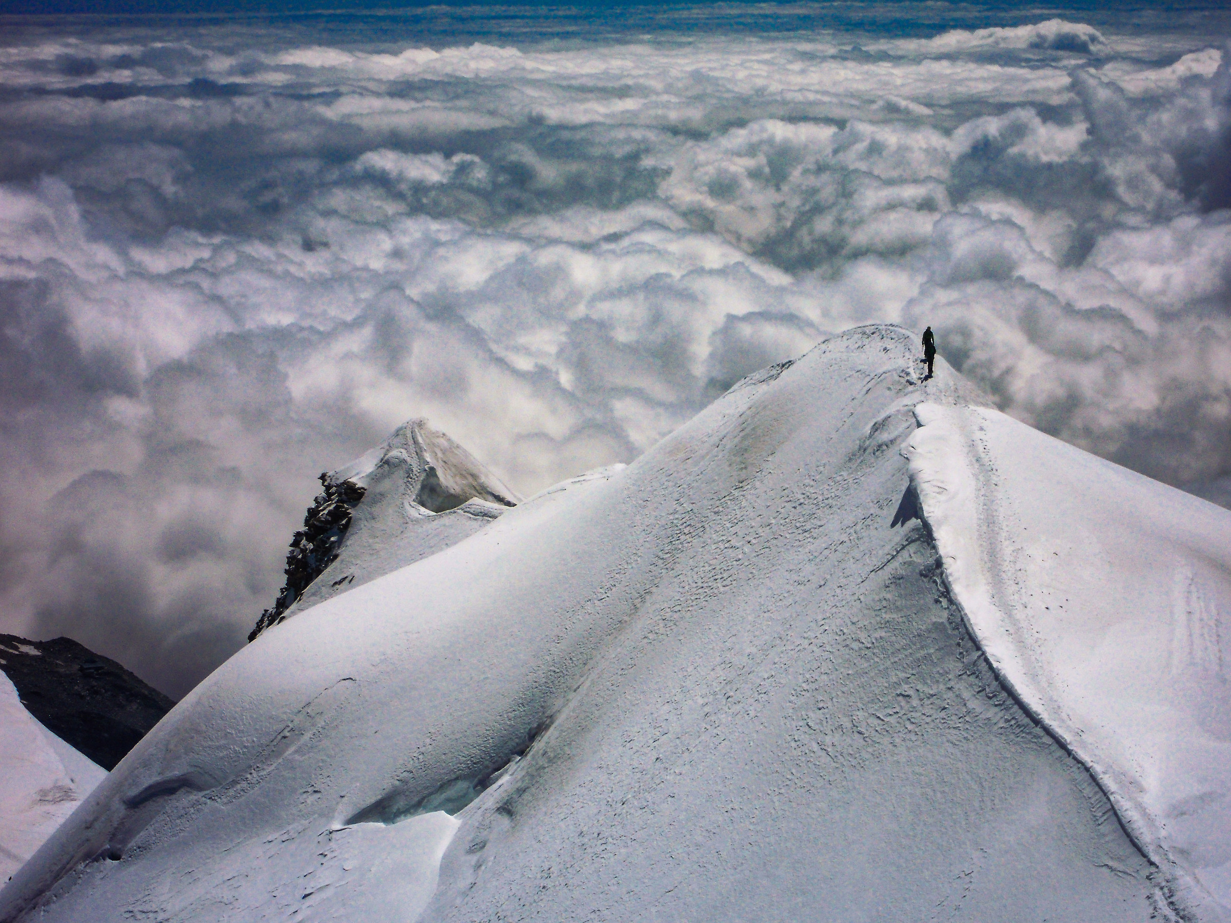 Al di sopra delle nuvole, Castore