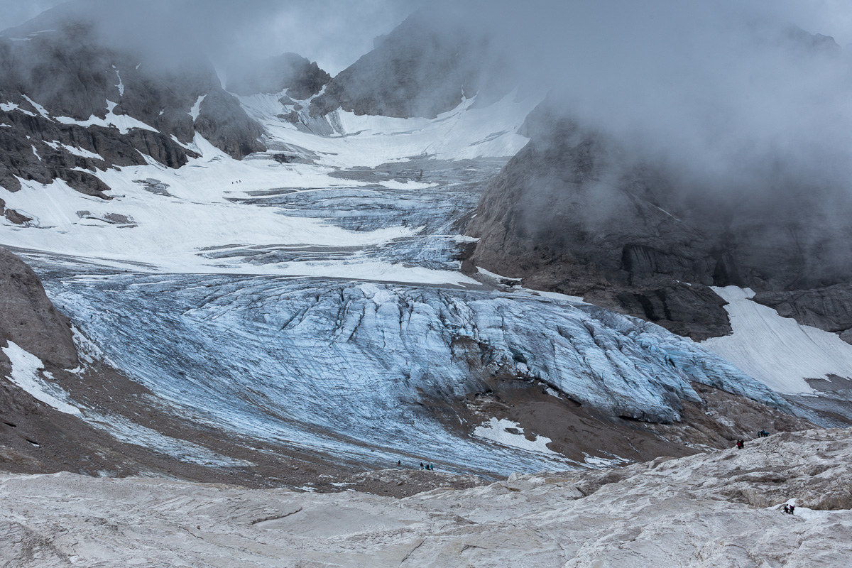 The Marmolada glacier in a quick retreat ...