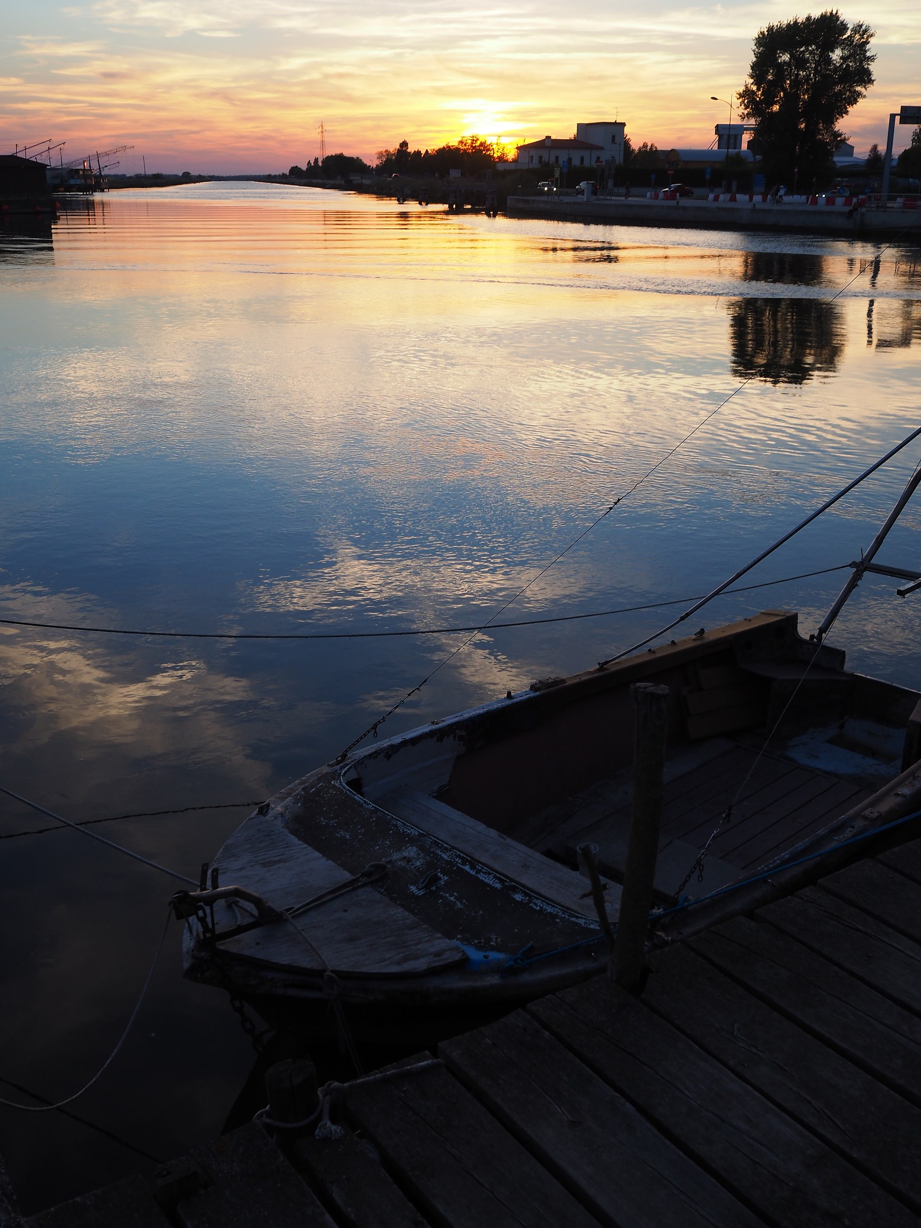 Tramonto sul porto canale