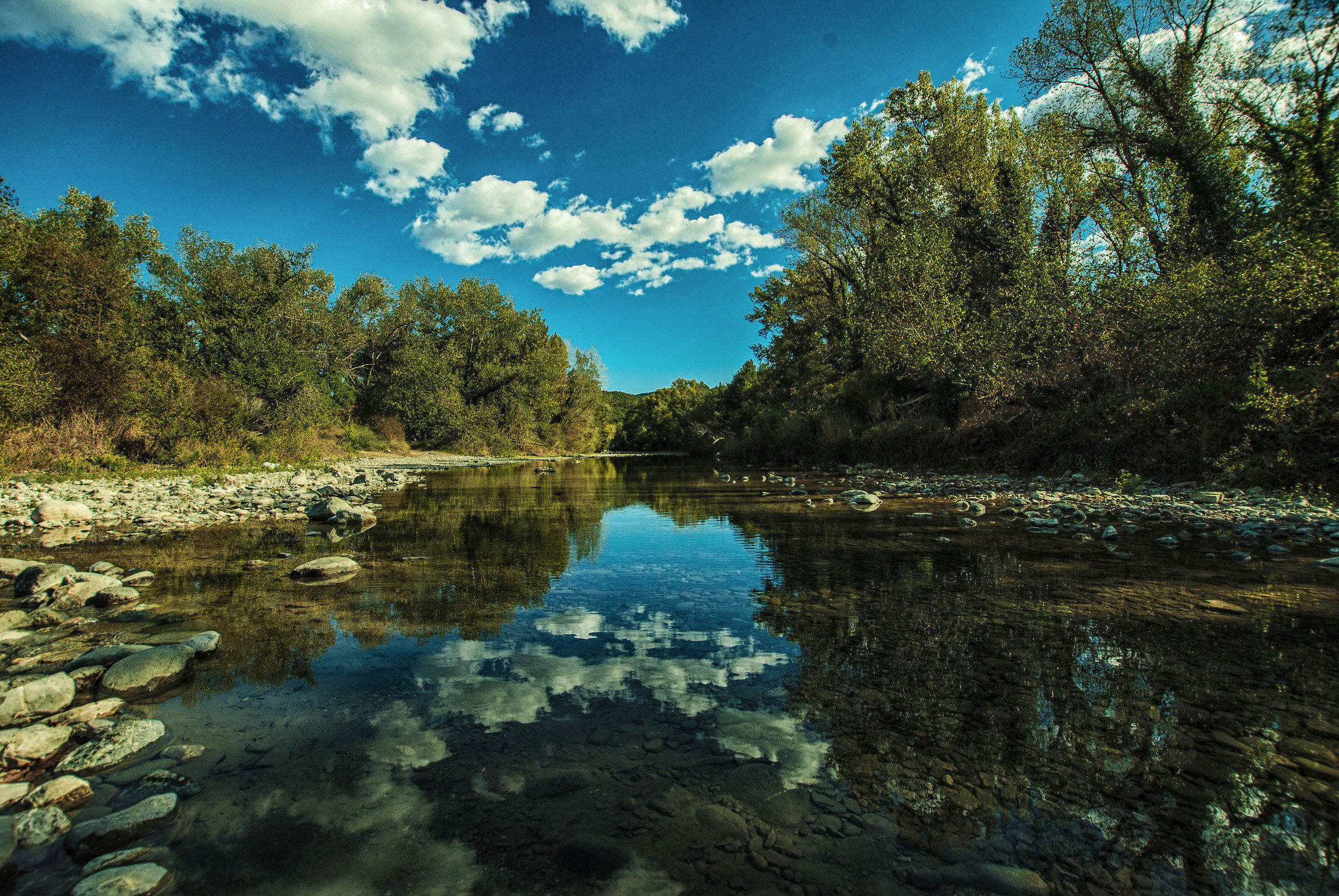 In Mezzo Scorre Il Fiume