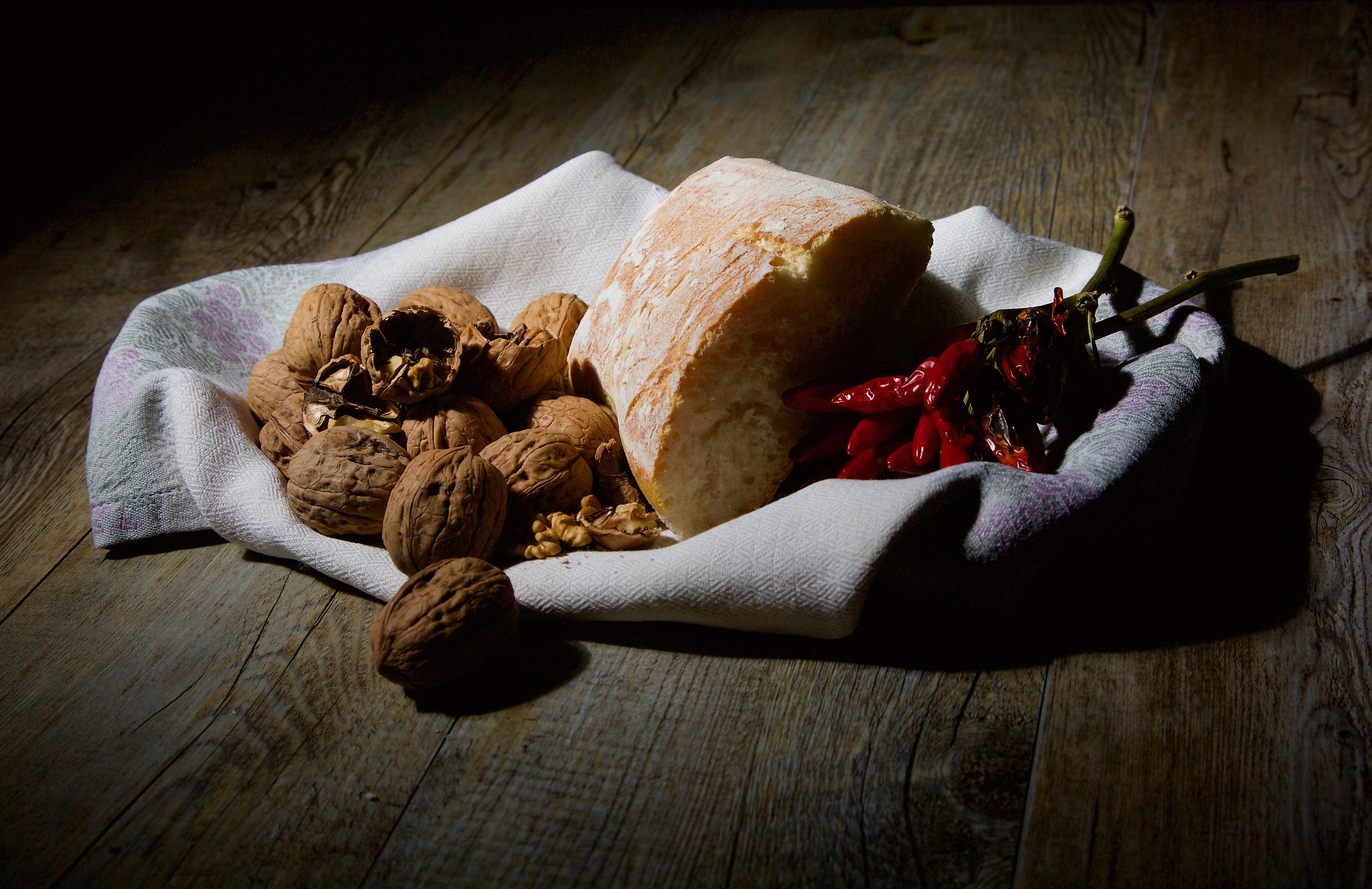 bread and nuts ... light painting