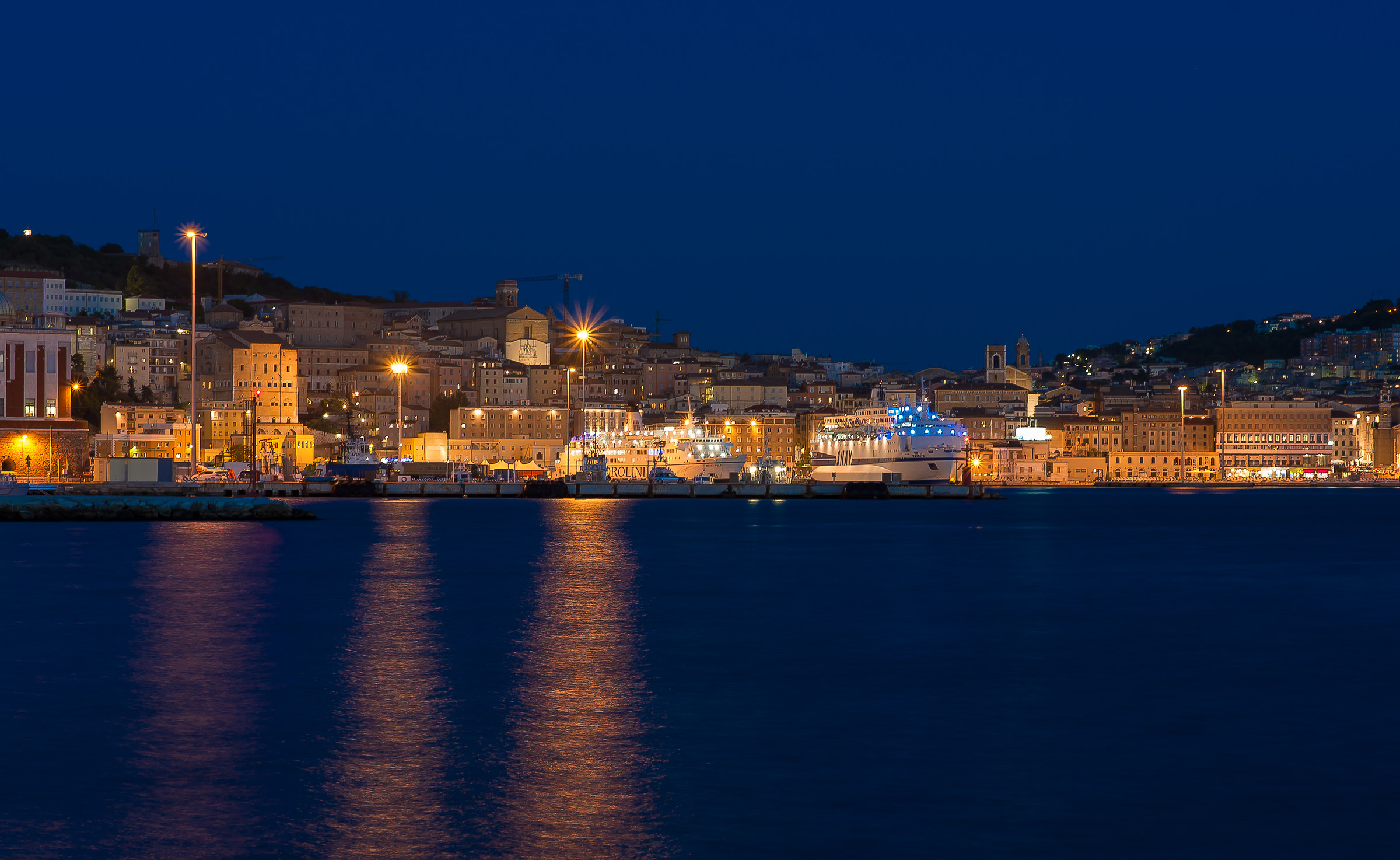 Ancona vestita di blu..