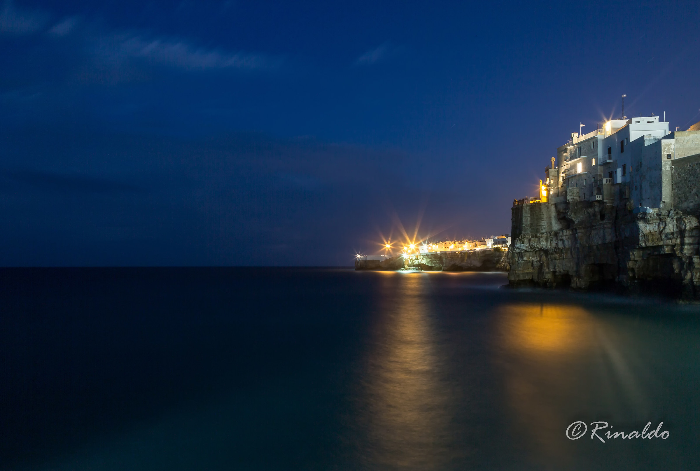 Al calar della notte, ammirando l'orizzonte.