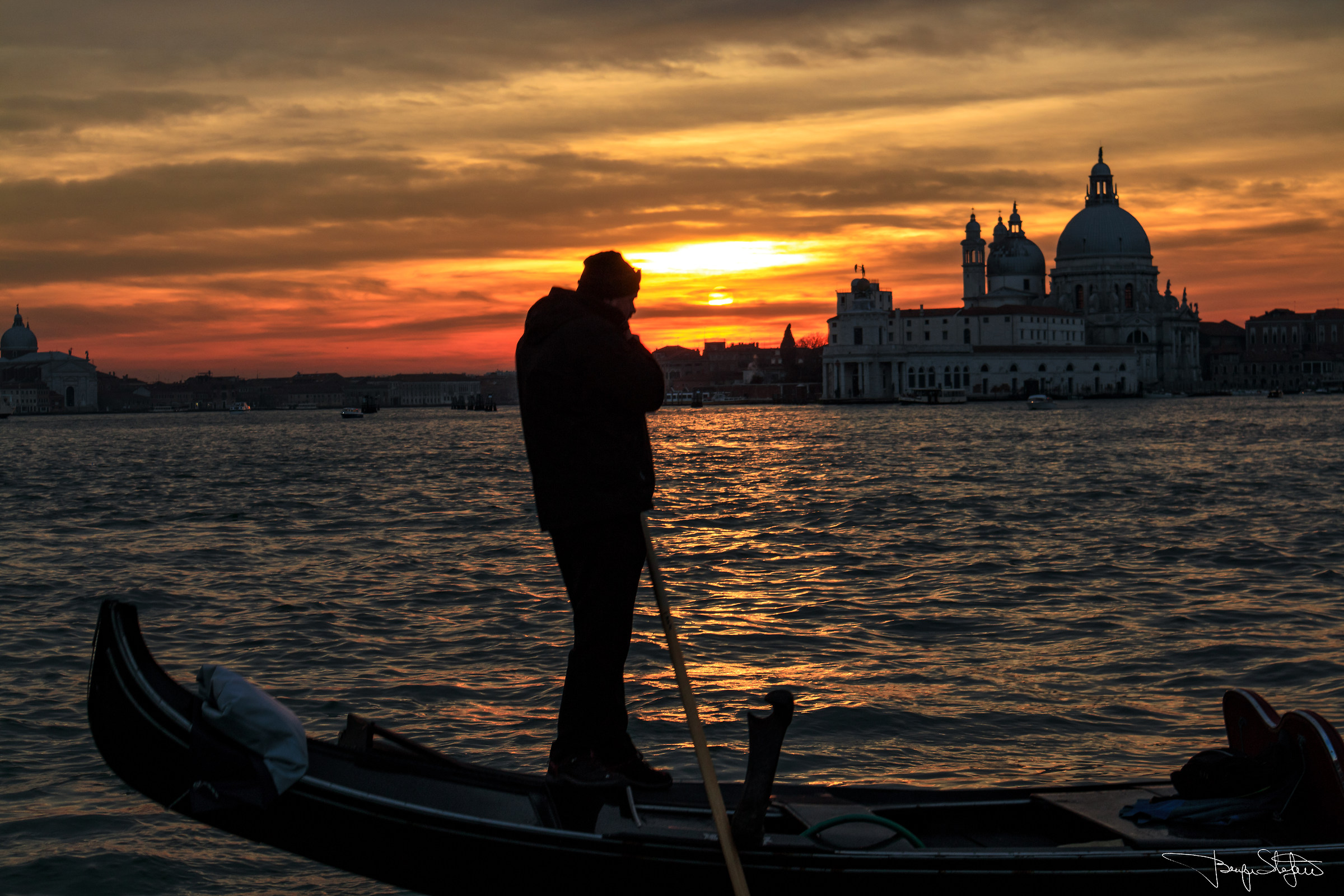 Venezia... in gondola al tramonto